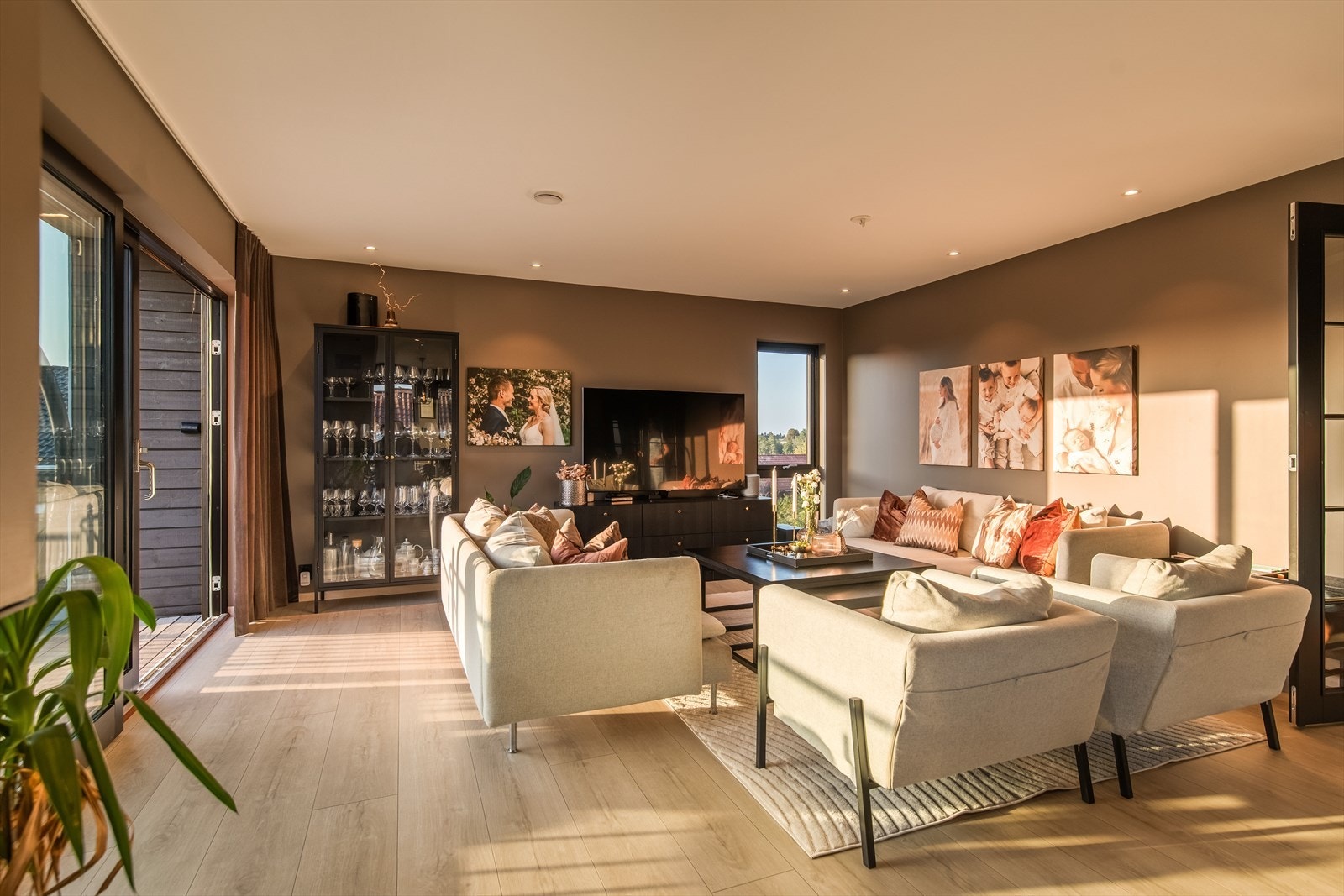 Som samlingssted har boligen en flott stue med gasspeis og store vinduer, der et velutstyrt kjøkken kan skilte med barløsning, mye oppbevaring og integrerte hvitevarer. Galleribilde