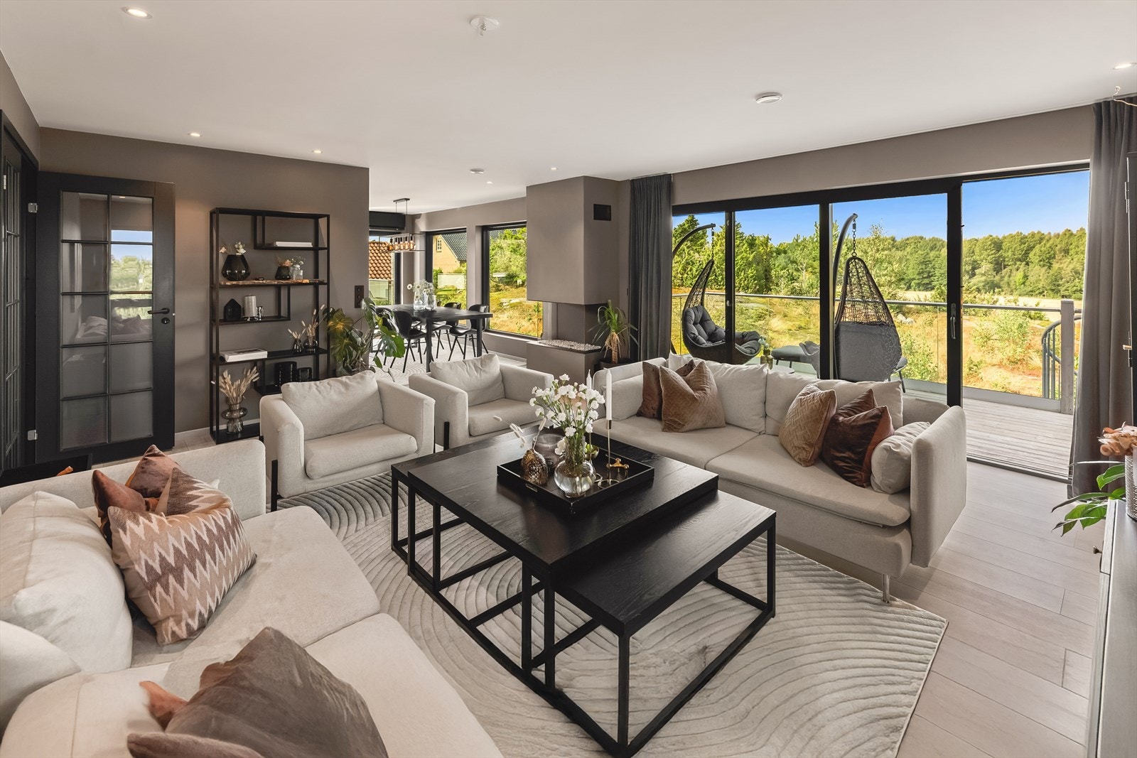 Store vindusflater i tre retninger sørger for flotte lys- og utsiktsforhold. Galleribilde