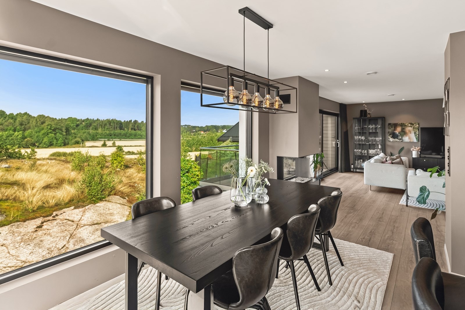 Stuen er naturlig inndelt i ulike soner, og nærmest kjøkkenet samles familien for hyggelige måltider rundt et langbord. Galleribilde