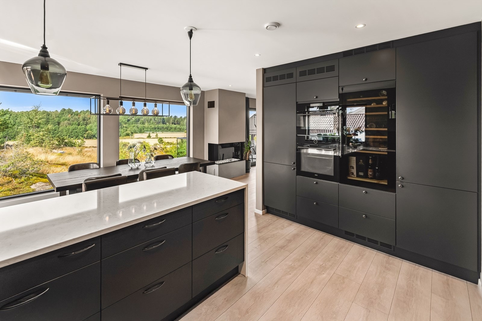 Alle hvitevarene er integrerte, bestående av vinskap, stekeovn, induksjonstopp, kombinert steke-/mikrobølgeovn og et kjøleskap med egen fryser. Ovnene er praktisk plassert i et av høyskapene. Galleribilde