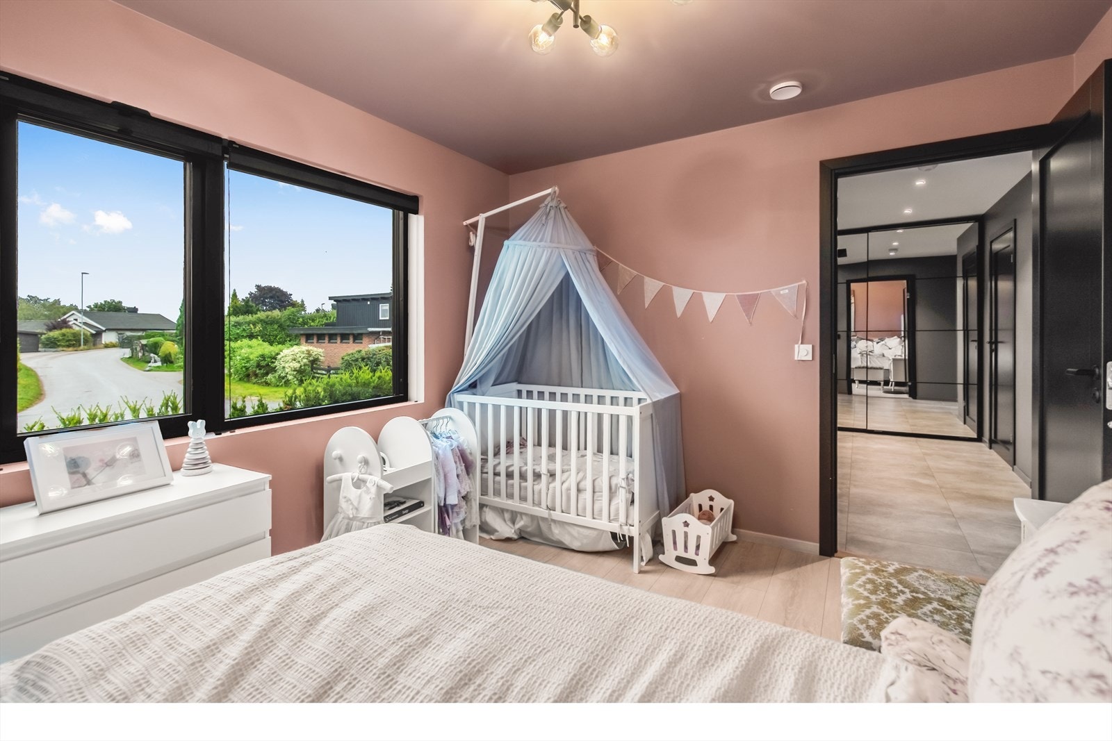 Alle soverommene er holdt i duse, tidsriktige farger for en behagelig atmosfære. Hele fire soverom betyr mange valgmuligheter, og ved behov kan rommene benyttes som kontor, walk-in closet eller ekstra stue. Galleribilde