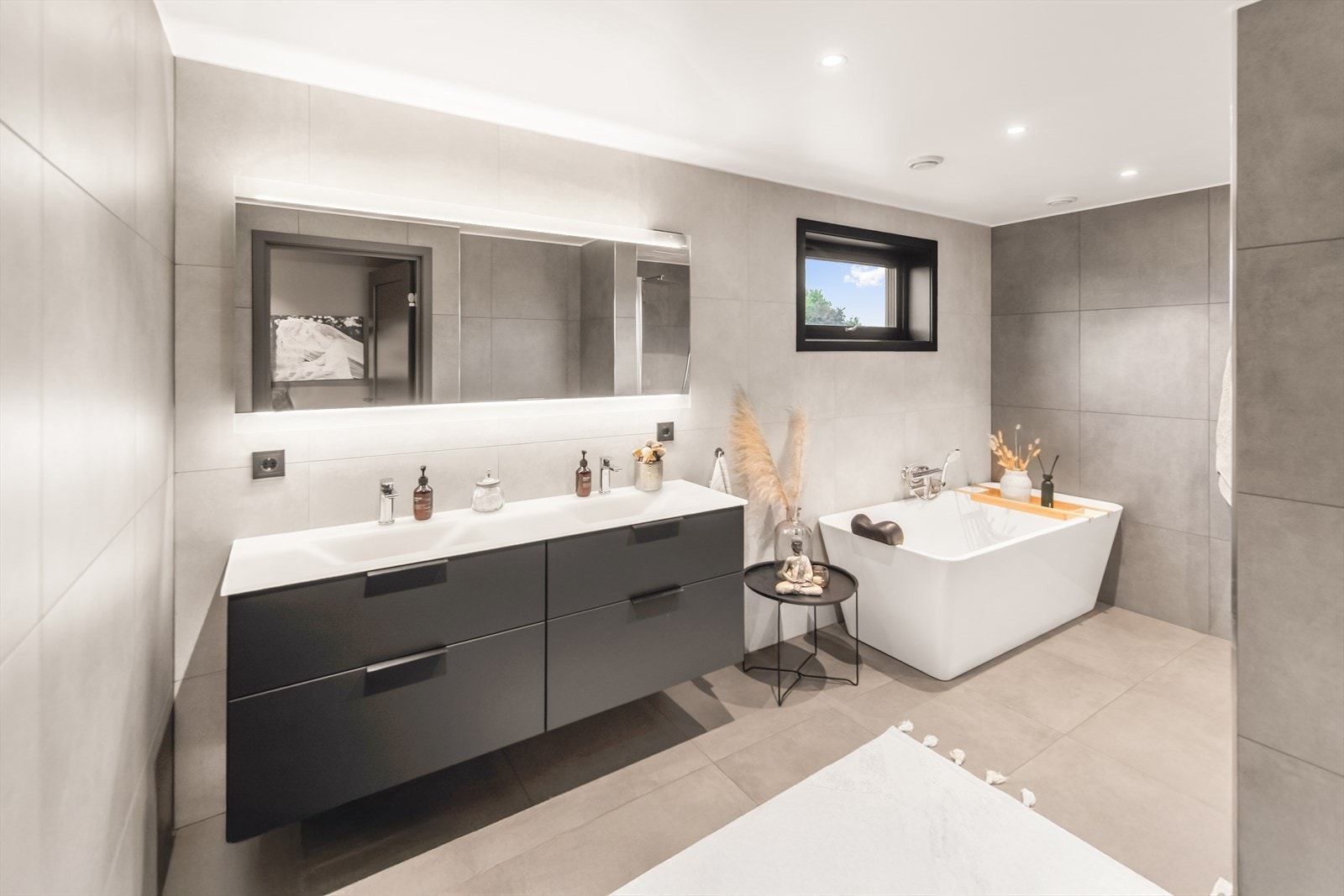 Planløsningen er praktisk, med lekre bad i begge etasjer og et eget vaskerom på nederste plan. Galleribilde