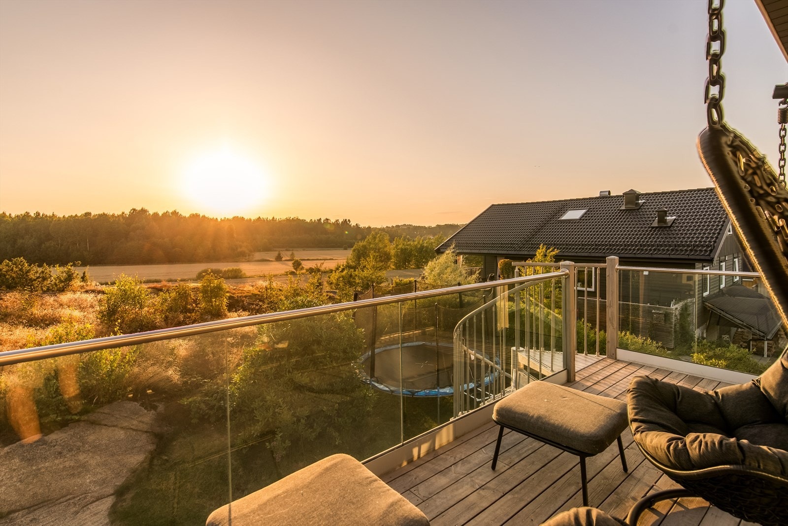 Omgivelsene er landlige, i en rolig blindvei med gangavstand til sjøen, buss og dagligvare. Galleribilde