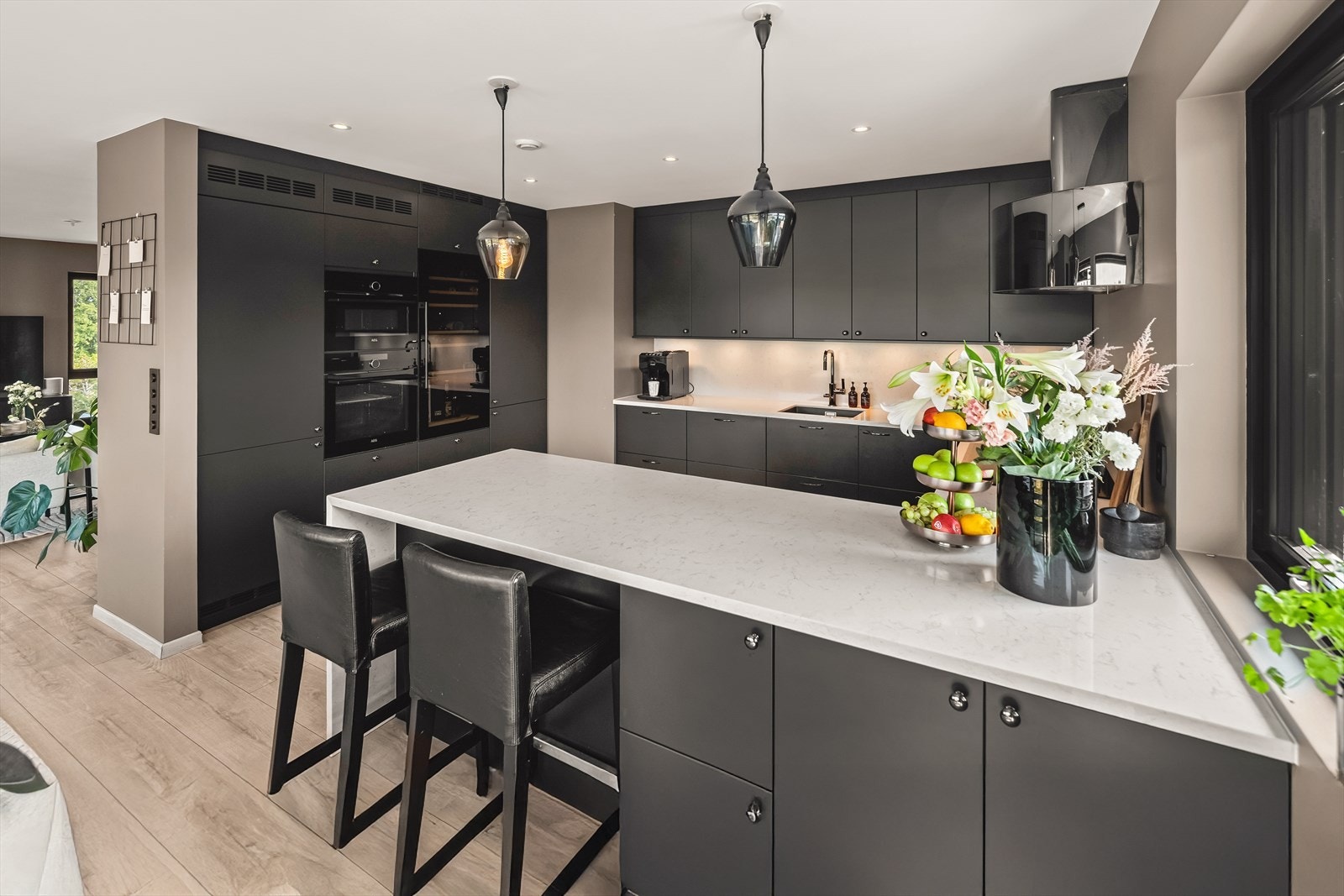 En smart u-form med barløsning suppleres av en rekke plassbygde høyskap - svært funksjonelt og brukervennlig. Galleribilde