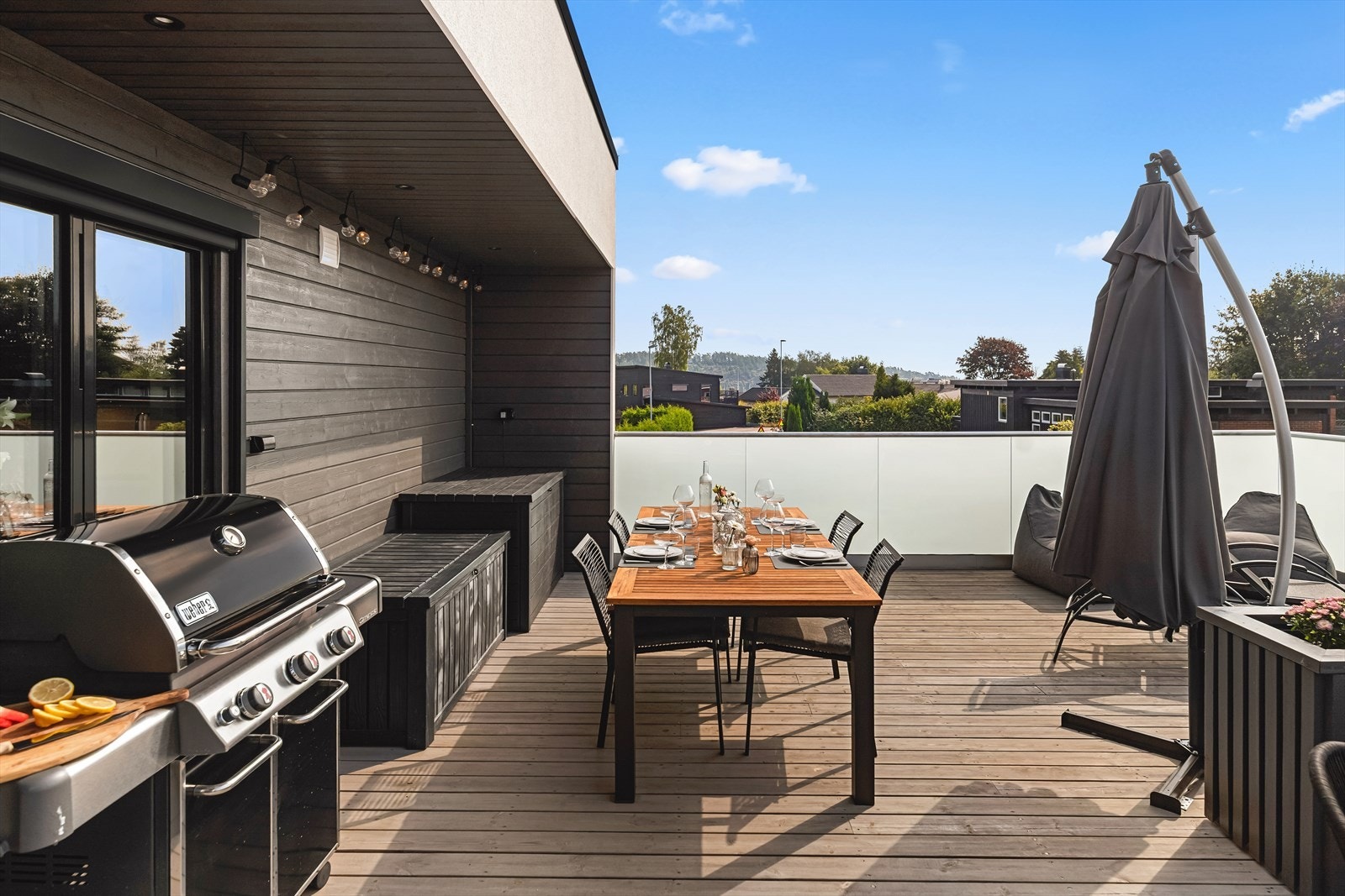 Glassflater langs rekkverket ivaretar utsikten, og balkongen har praktiske utestikk og et lite overbygg med downlights. Galleribilde