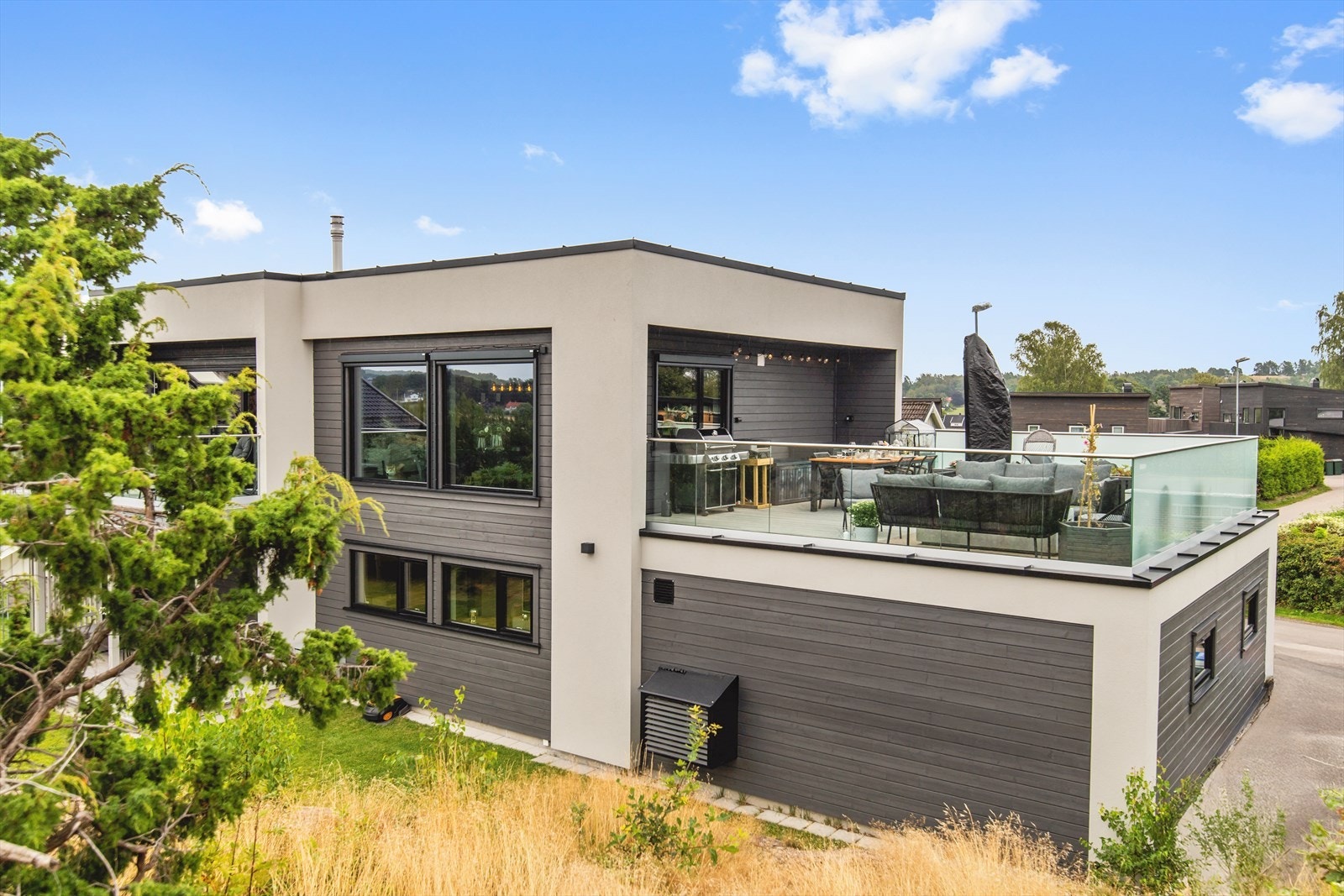 Boligen ligger i et veletablert og rolig boligstrøk omgitt av landlige omgivelser. Her bor du i et trivelig nabolag med kort vei til sjøen, hvor du finner flotte badeplasser og gode båtmuligheter. Galleribilde