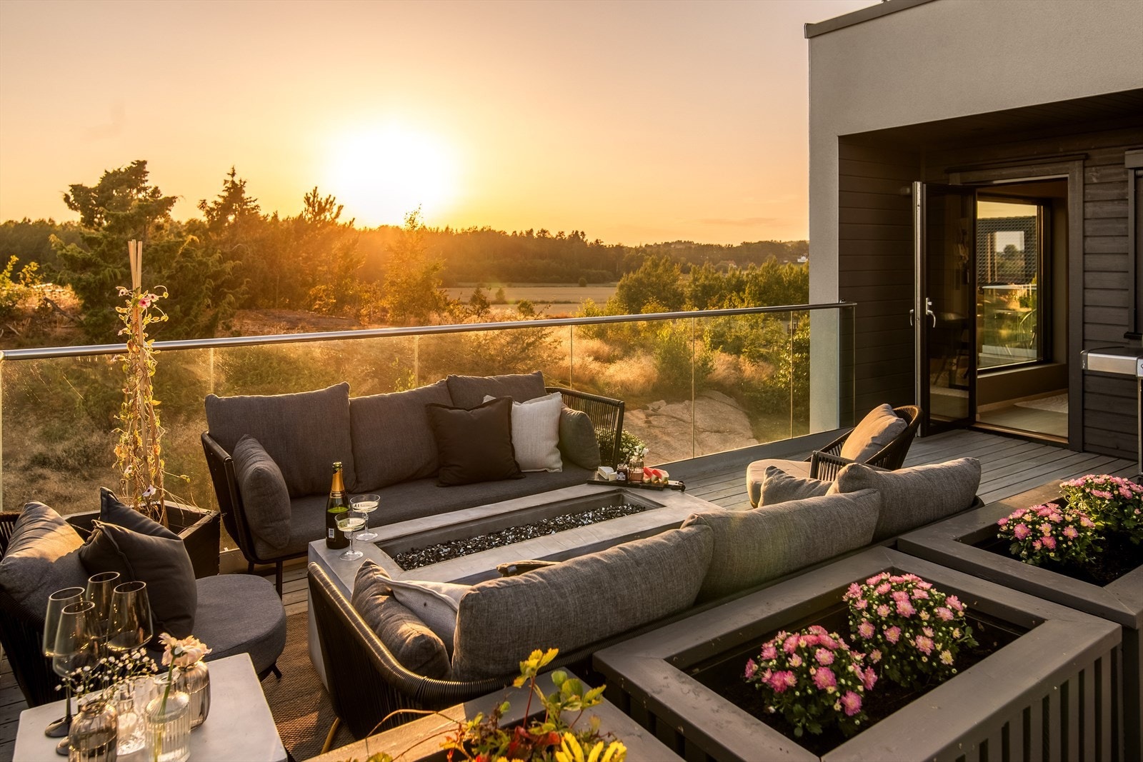 Plassert høyt og fritt på feltet, får boligen nydelig utsikt over store åkre, skogkledde åser og magiske solnedganger. Galleribilde