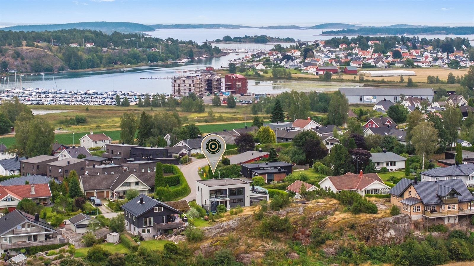 Fra eiendommen er det kun ca. 5 minutter med bil til Teie sentrum, som har et hyggelig lokalmiljø med dagligvarebutikker, caféer, apotek, treningssenter og andre servicetilbud. Galleribilde