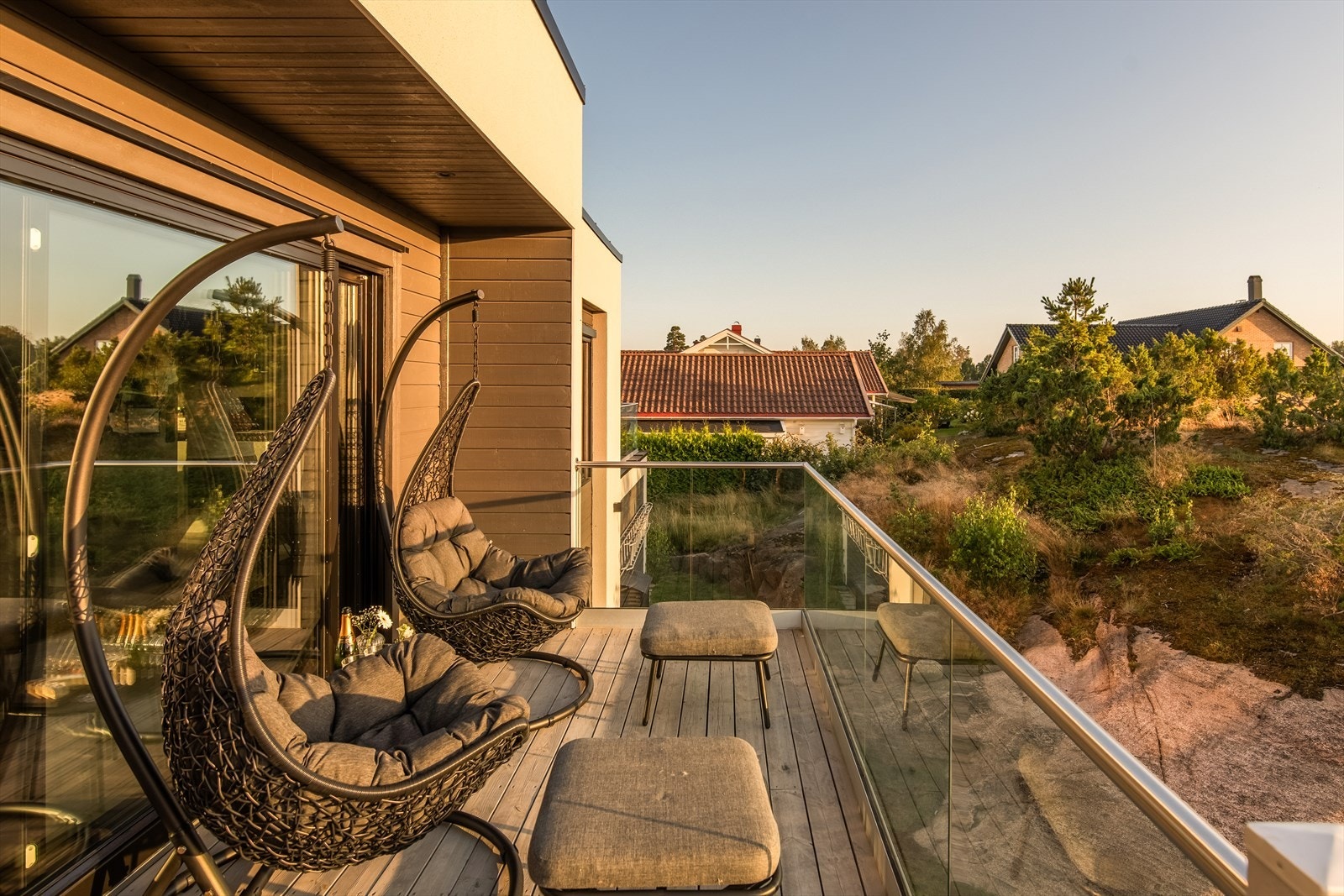 Boligen ligger høyt og fritt, med nydelig utsikt over store åkre, skogkledde åser og magiske solnedganger. Galleribilde