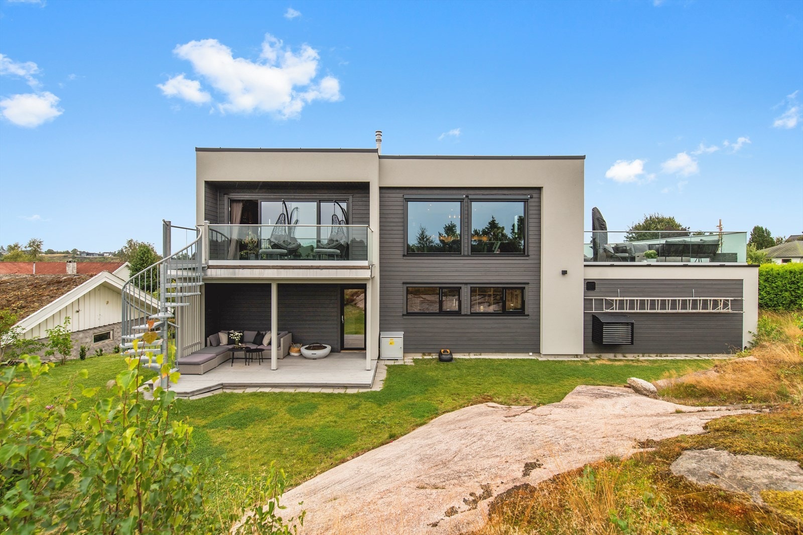 Tomten har nydelige solforhold fra morgen til kveld, med gode muligheter for å nyte solen gjennom hele dagen. Et ideelt uteområde for både barn, voksne og firbeinte, hvor du kan slappe av, grille, eller bare nyte den fredelige stemningen. Galleribilde