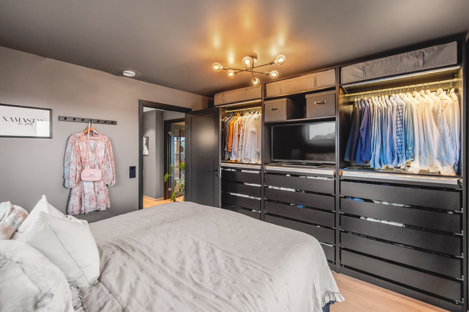 På hovedsoverommet er det god plass til dobbeltseng, og rommet har mye oppbevaring i et stort og åpent garderobeskap med skuffer, hyller, lyslister og klesoppheng. Galleribilde