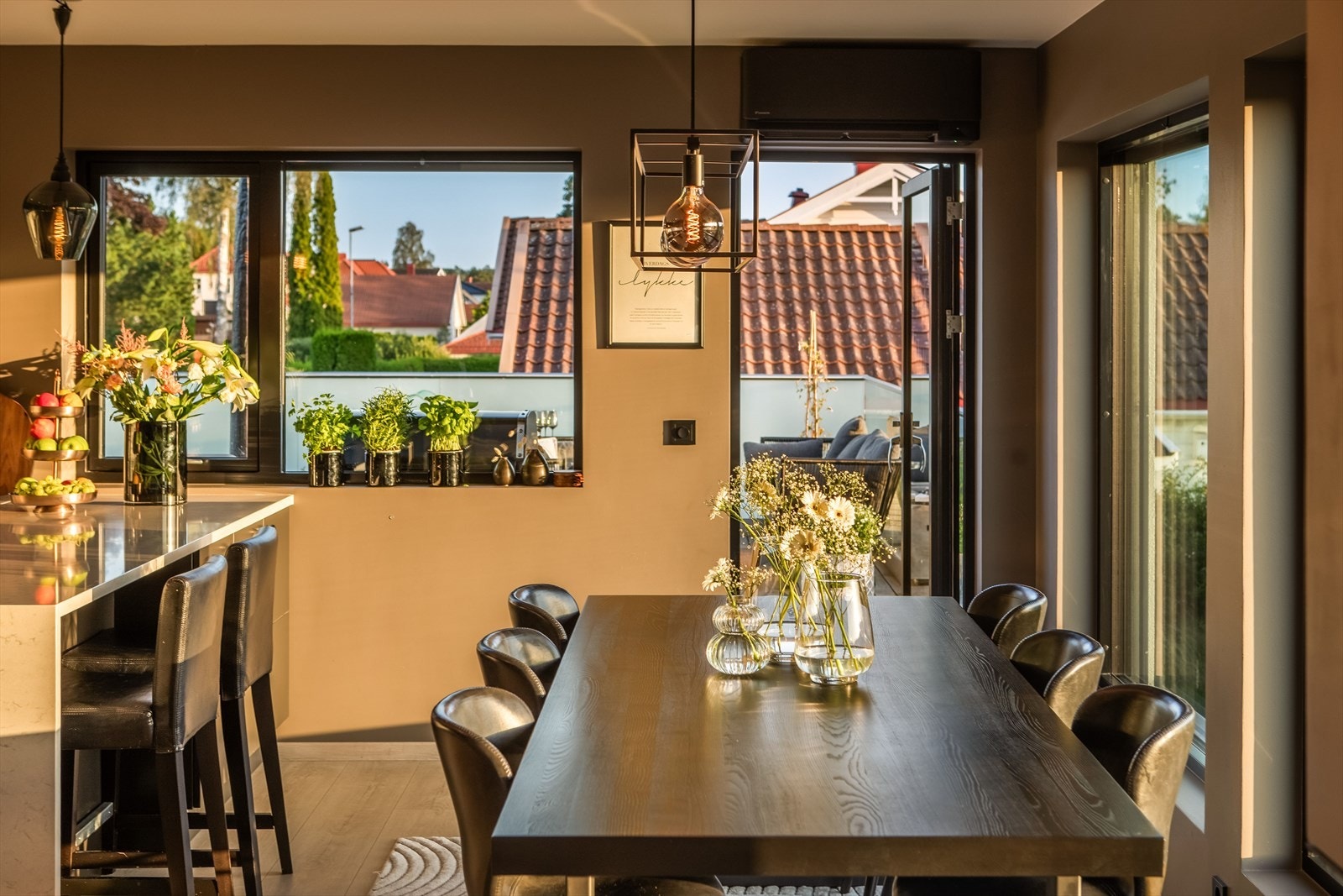 Det er utgang til to terrasser fra stue og spisestue. Galleribilde