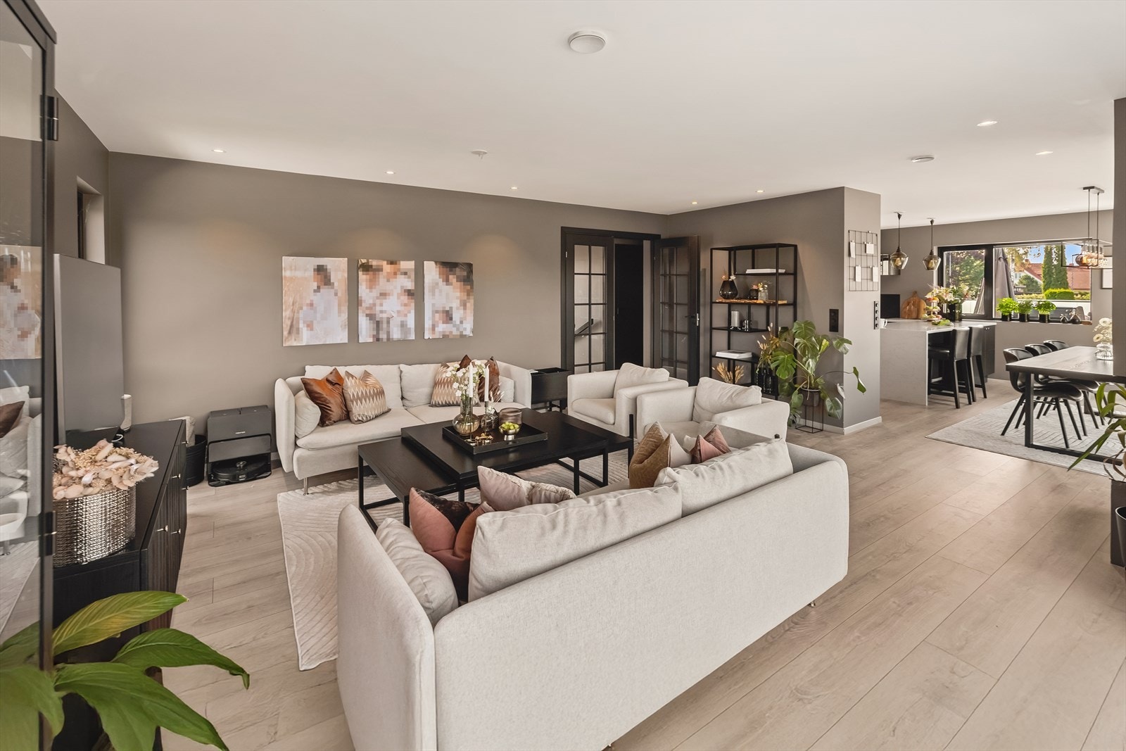 Lune kvelder sikres av en stilig gasspeis som glir sømløst inn i interiøret, plassert slik at stemningen nytes fra både sofakroken og spiseplassen. Galleribilde