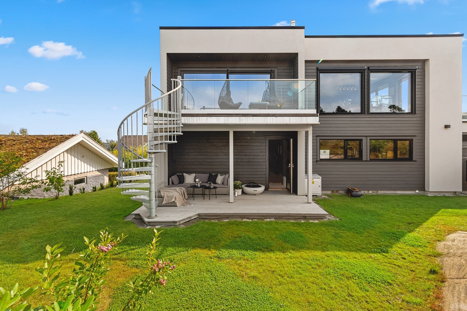 Tomten er opparbeidet med hekker, plenarealer og diverse beplantning. Deler av eiendommen er naturtomt med fjellknauser og stedlig vegetasjon. Galleribilde