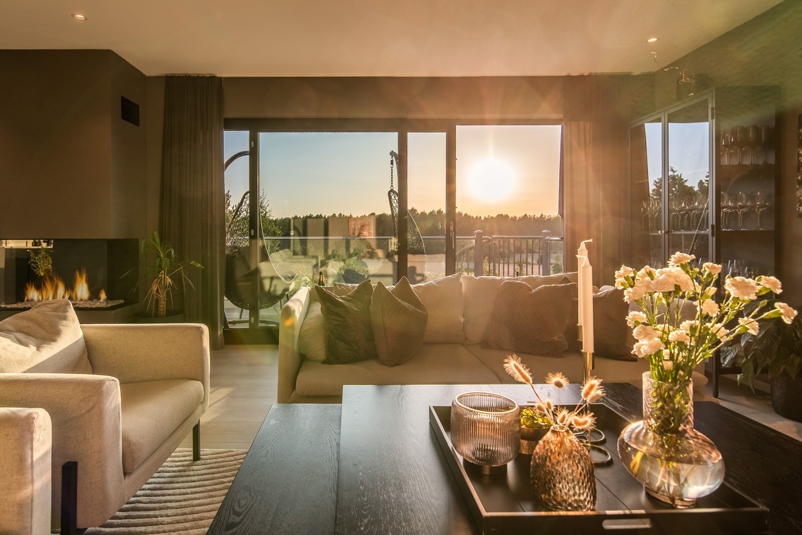 En stor, nyere og topp moderne funkisbolig over to etasjer. Galleribilde