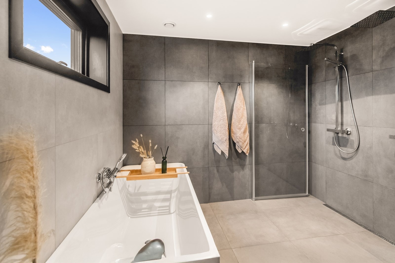 Den øvrige innredningen består av dobbel servant med sorte skuffer og et stort speil med bakenforliggende belysning. Galleribilde