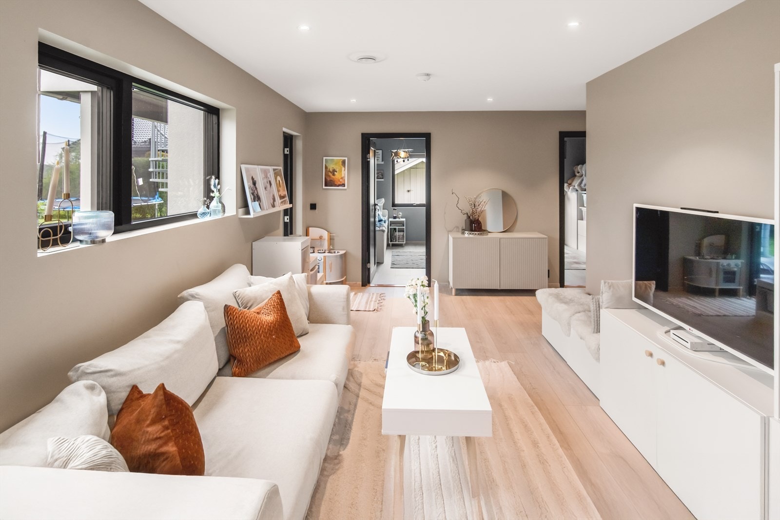 Rommet innredes enkelt med både kontorkrok og sofagruppe, og er perfekt hvis man ønsker å trekke seg tilbake for litt egentid med en god bok eller film. Galleribilde