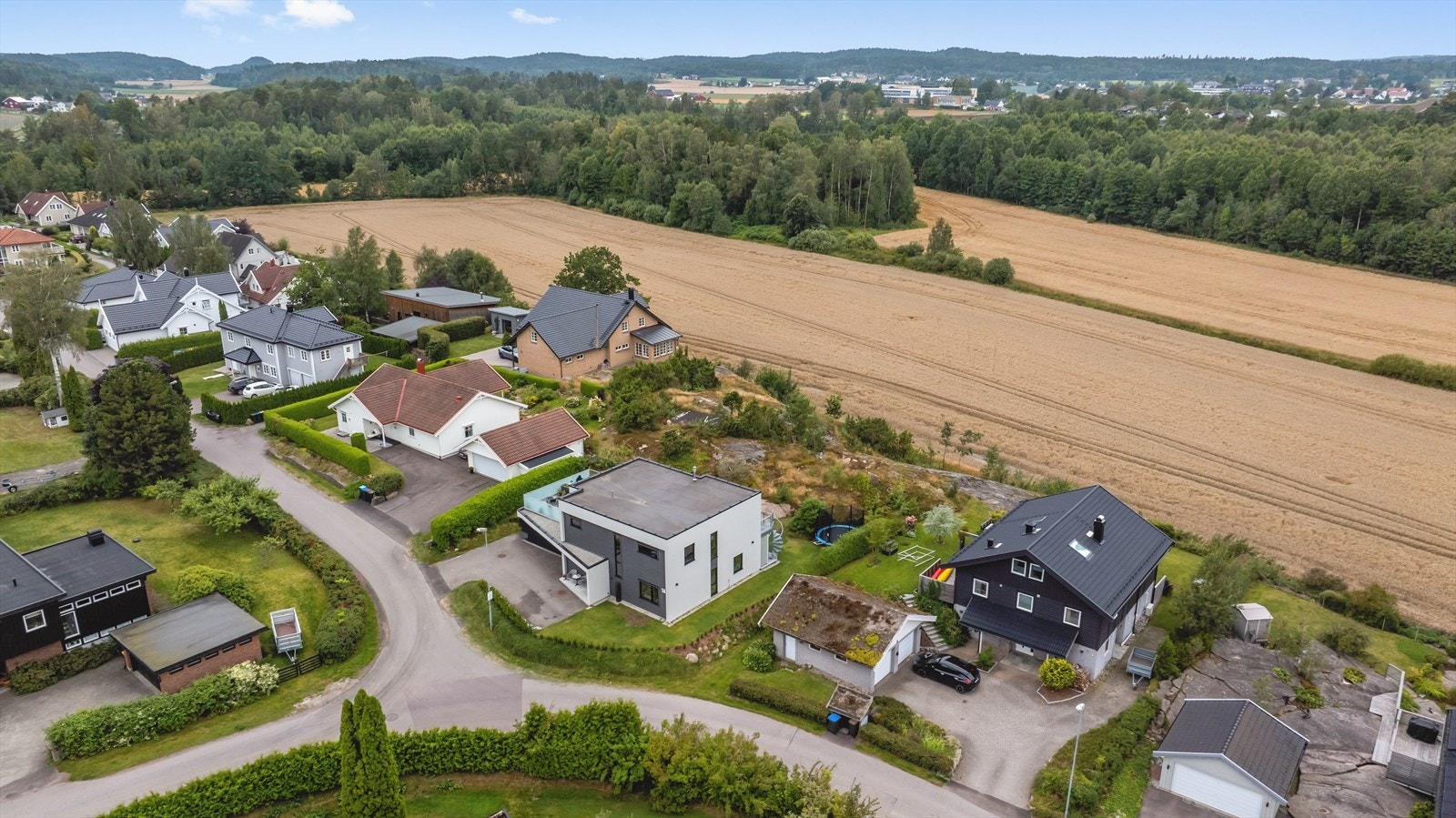 Området byr på nydelige turområder året rundt, blant annet populære turmål som Fjærholmen, som ligger bare en kort spasertur eller sykkeltur unna. Galleribilde