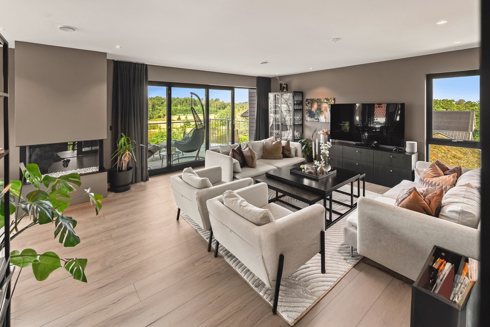 Sammen med kjøkkenet utgjør hovedstuen et åpent og innbydende allrom med klart avdelte soner. Galleribilde