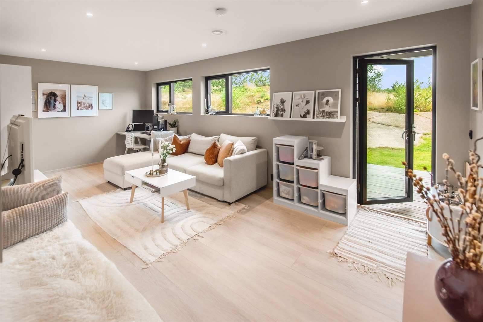 I 1. etasje har boligen en kjærkommen stue for familien, et ekstra oppholdsrom til lek, vennebesøk og avslapning. Galleribilde