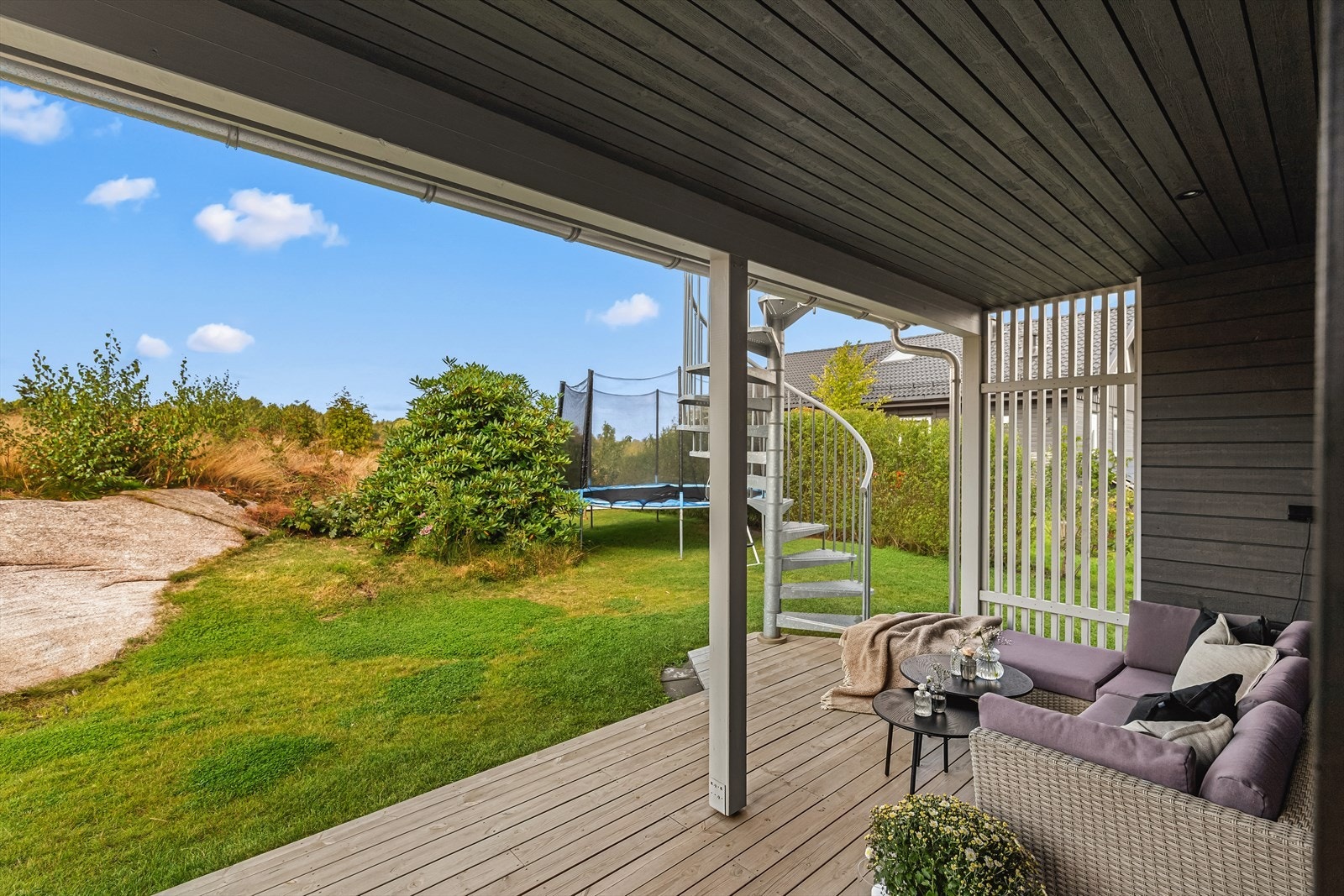 Hagen innbyr til lek for de yngste, og her kan man enkelt sette opp en trampoline eller spille fotball med venner etter skolen. Galleribilde