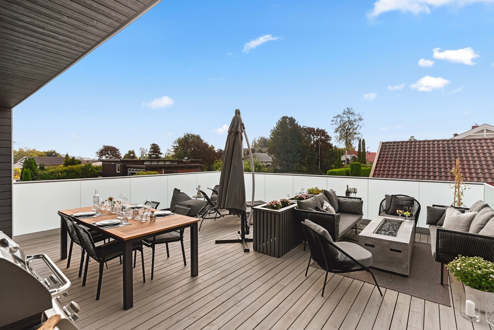 Over garasjen finner man en herlig balkong, med adkomst fra stuen og god plass til flere sittegrupper i ulike soner. Galleribilde