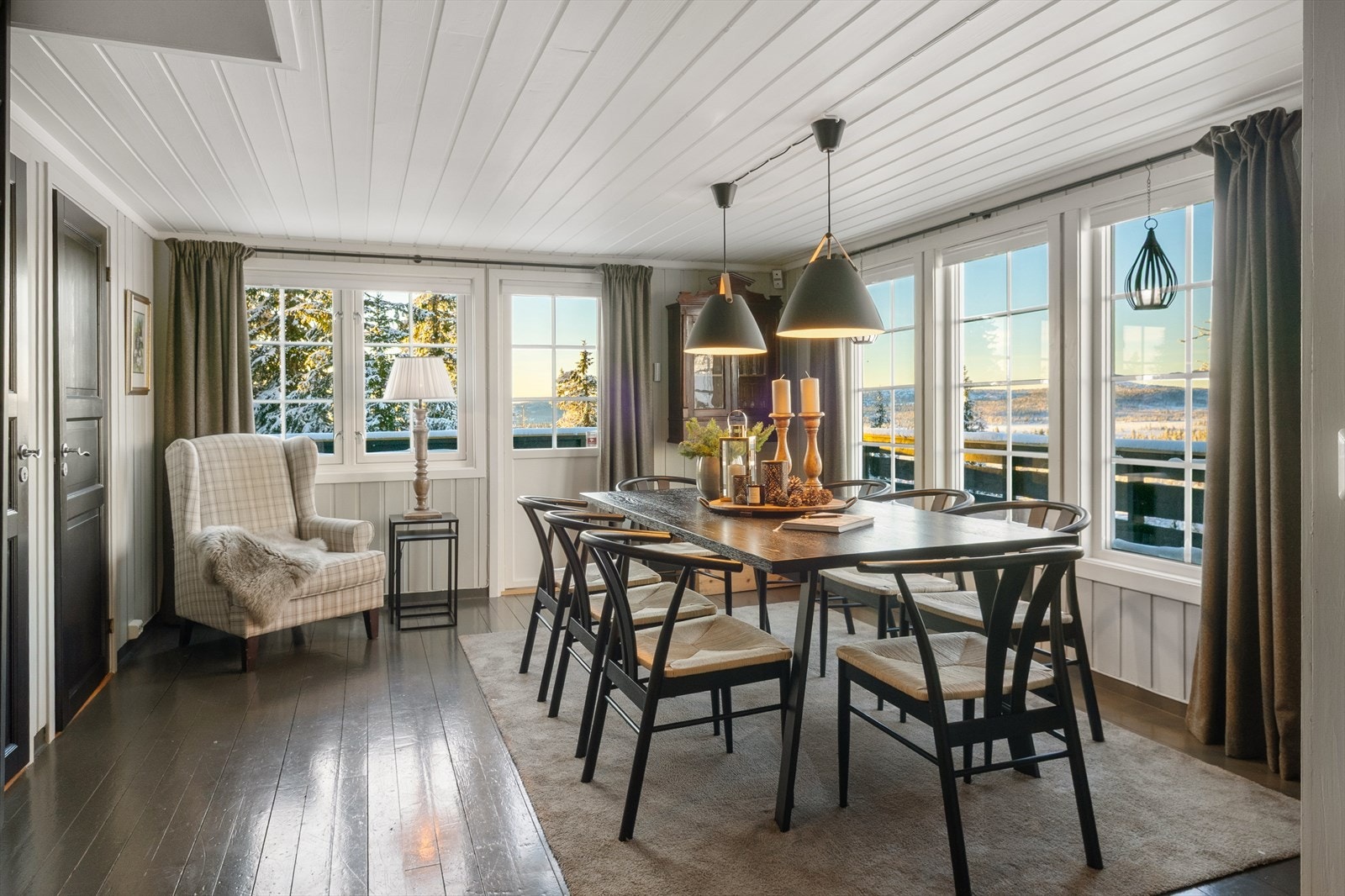 Spisestuen har orkesterplass til utsikten og omgivelsene Galleribilde