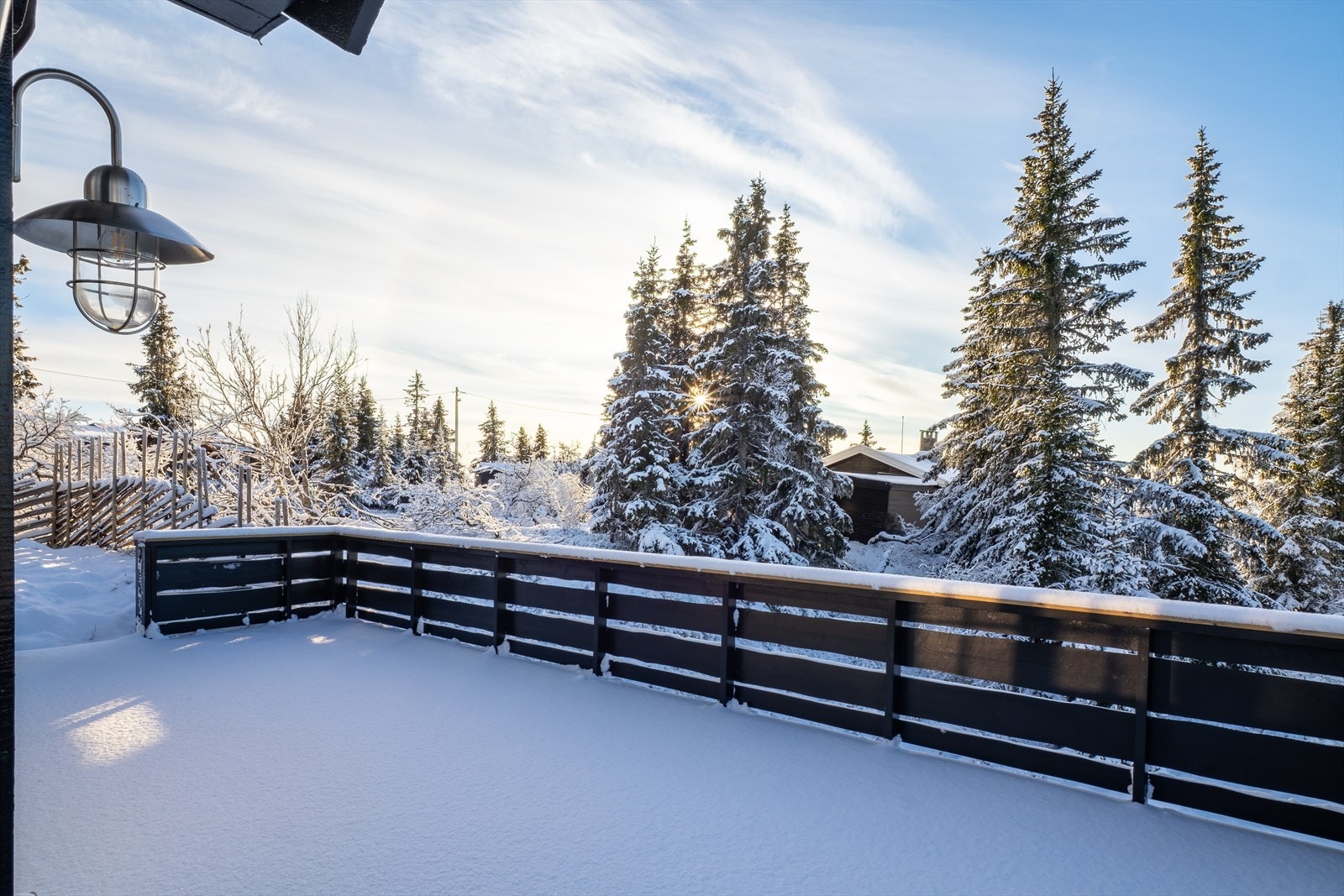 Uteplassen er vestvendt og har meget gode solforhold Galleribilde