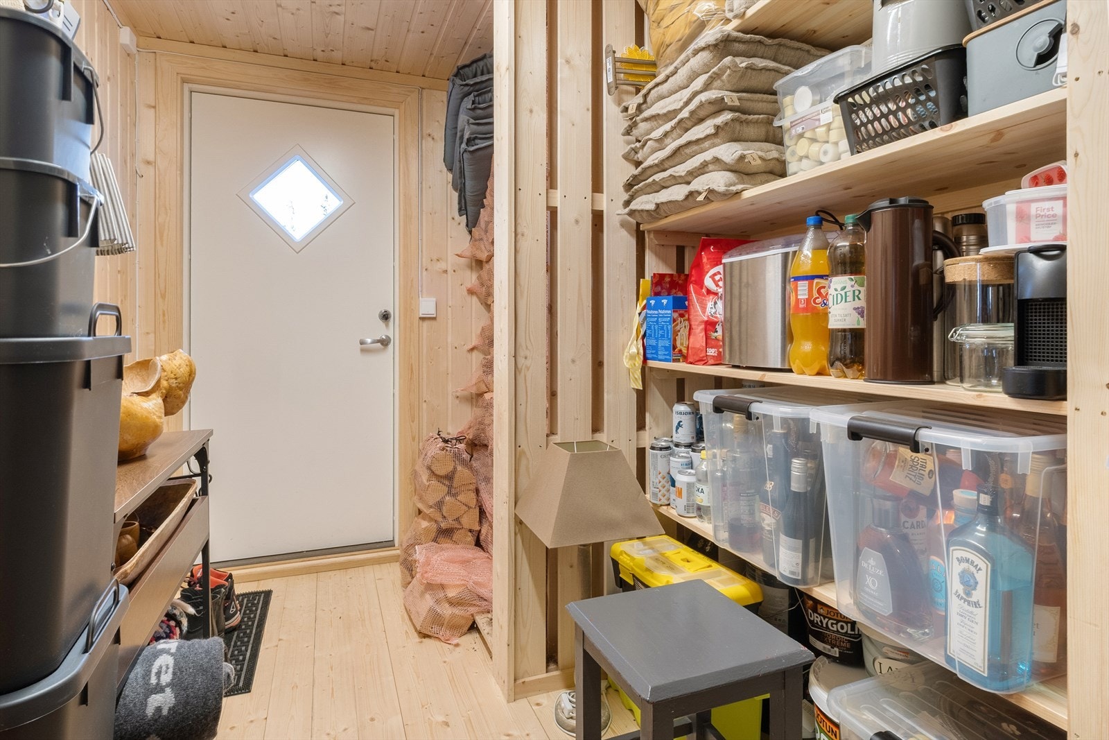 Praktisk bod med både utvendig og innvend og inngang Galleribilde