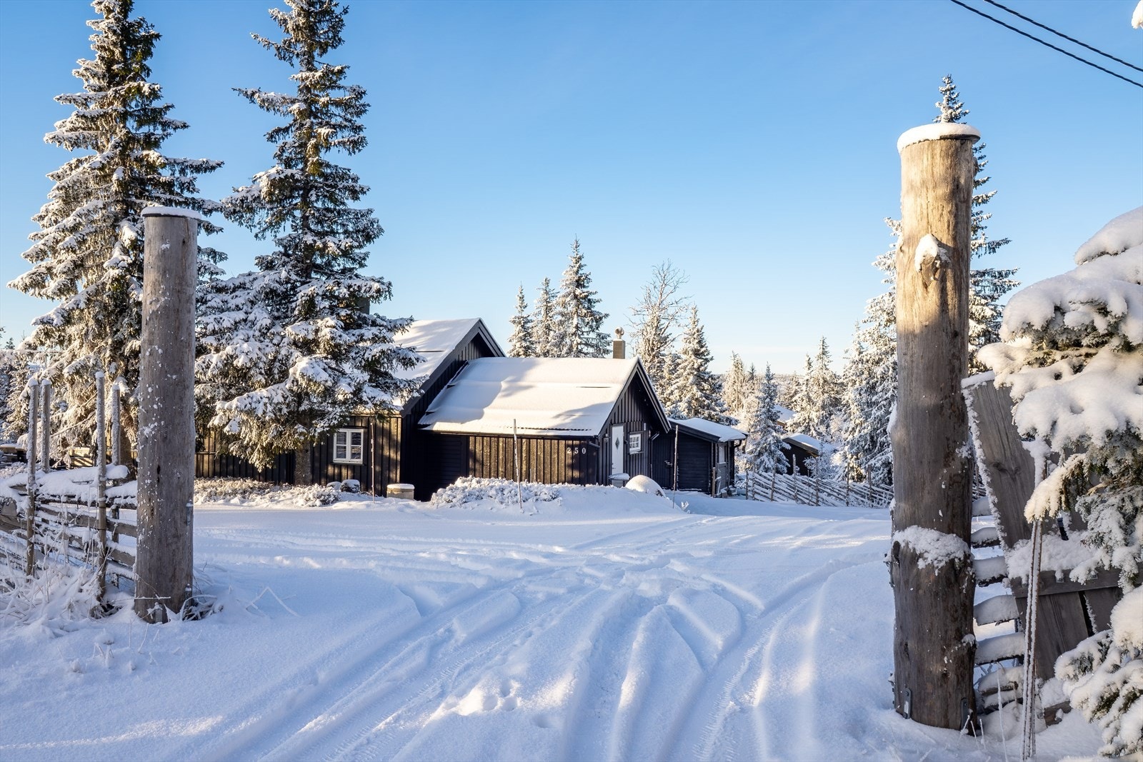 Helårs kjøreadkomst med parkering på egen tomt. Galleribilde