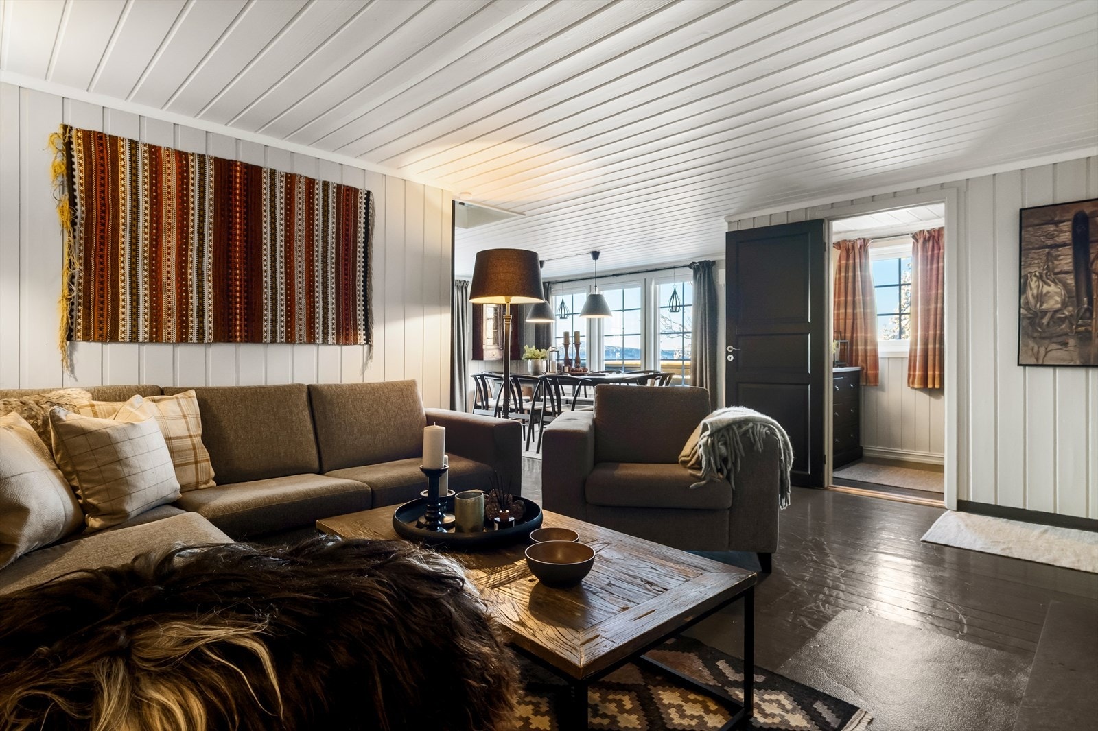 Planmessig har hytten en fin utforming som gir fine sosiale soner Galleribilde