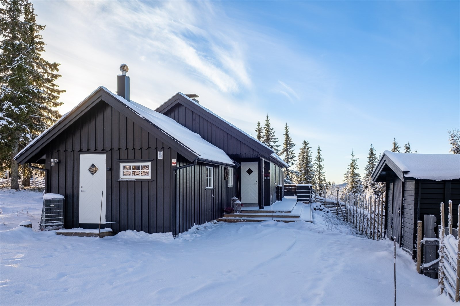 Fra hytten er det gangavstand til Hygga Fjellkro, med bla. matservering (ca. 400 m). Galleribilde