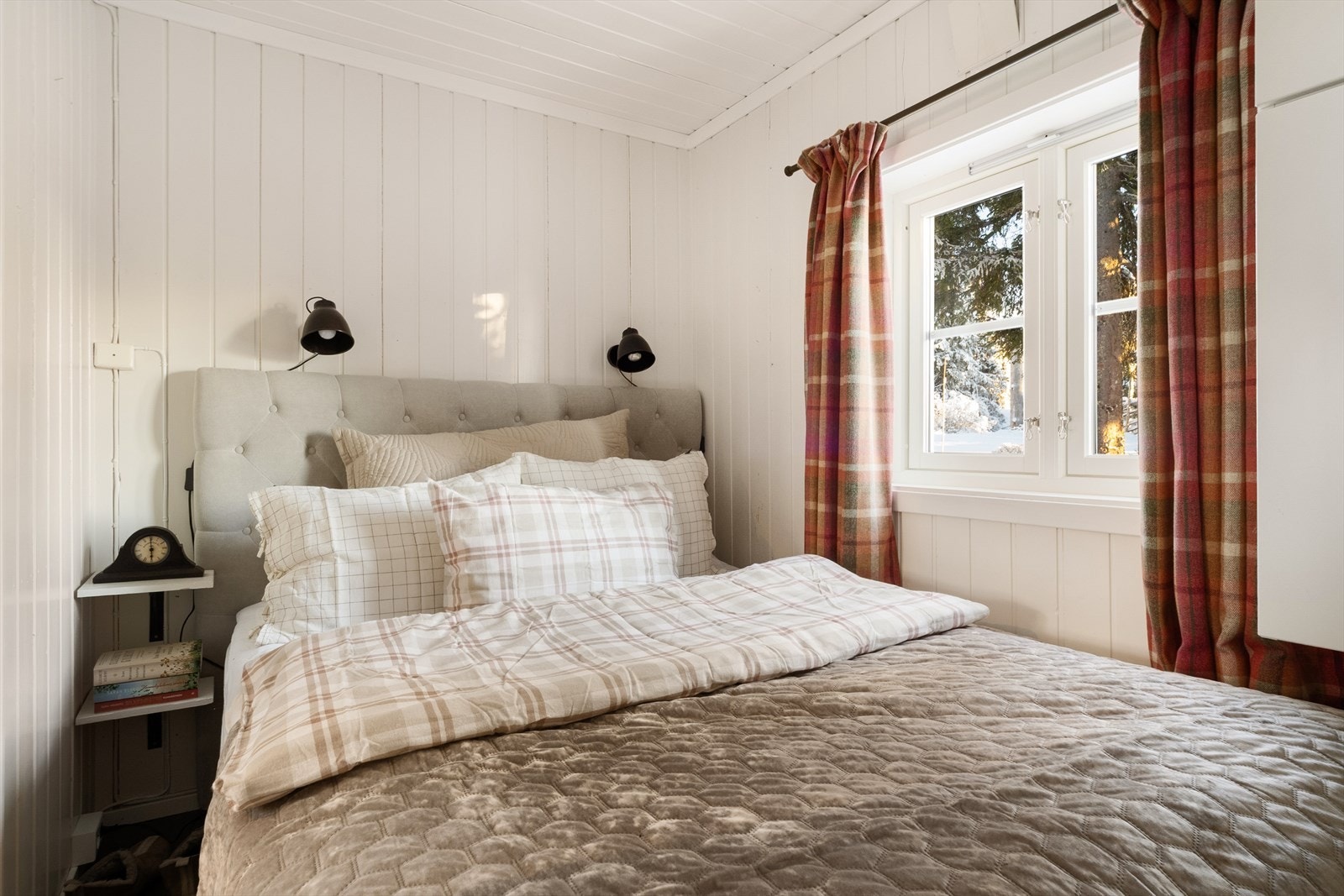 Soverom 1 har plass for dobbeltseng Galleribilde