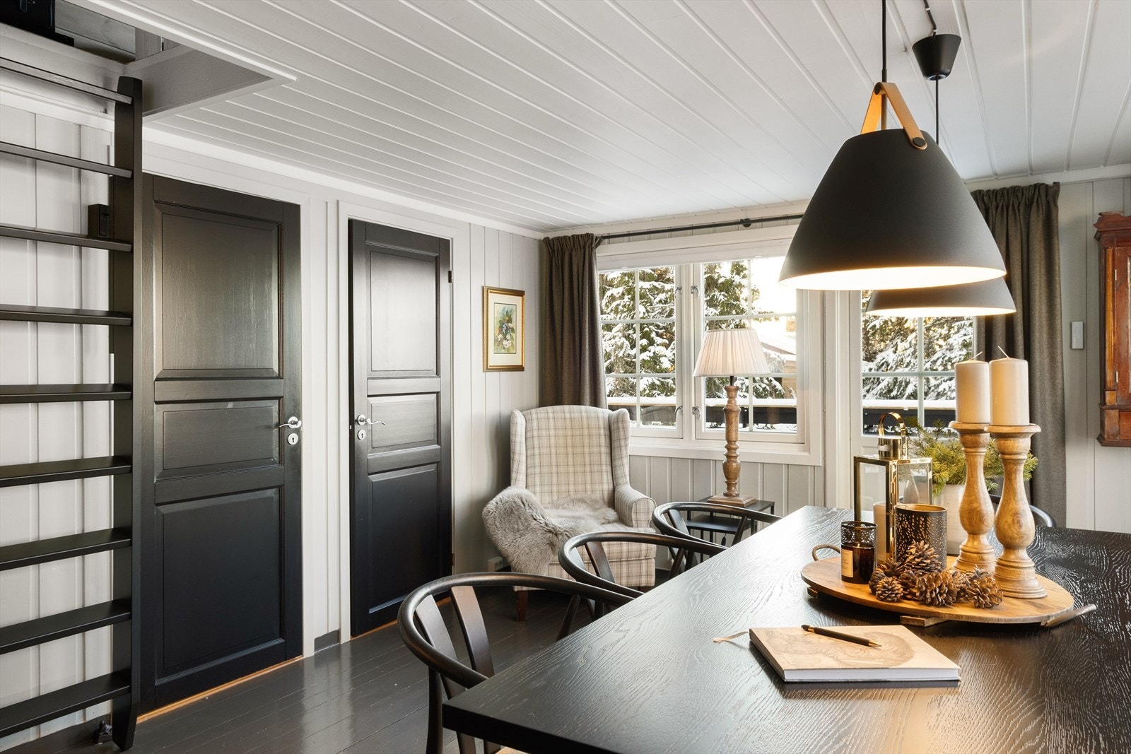 Ved spisestuen er inngang til 2 soverom samt stige opp til innredet hems Galleribilde