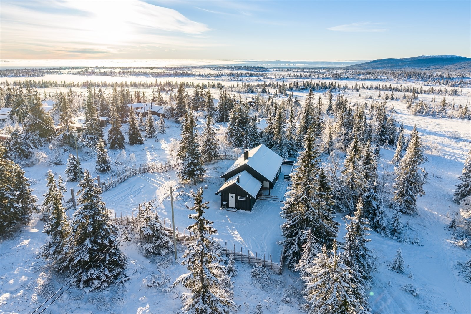 Beliggende ca. 850 moh med naturskjønne omgivelser. Tomten er flott innrammet med skigard Galleribilde