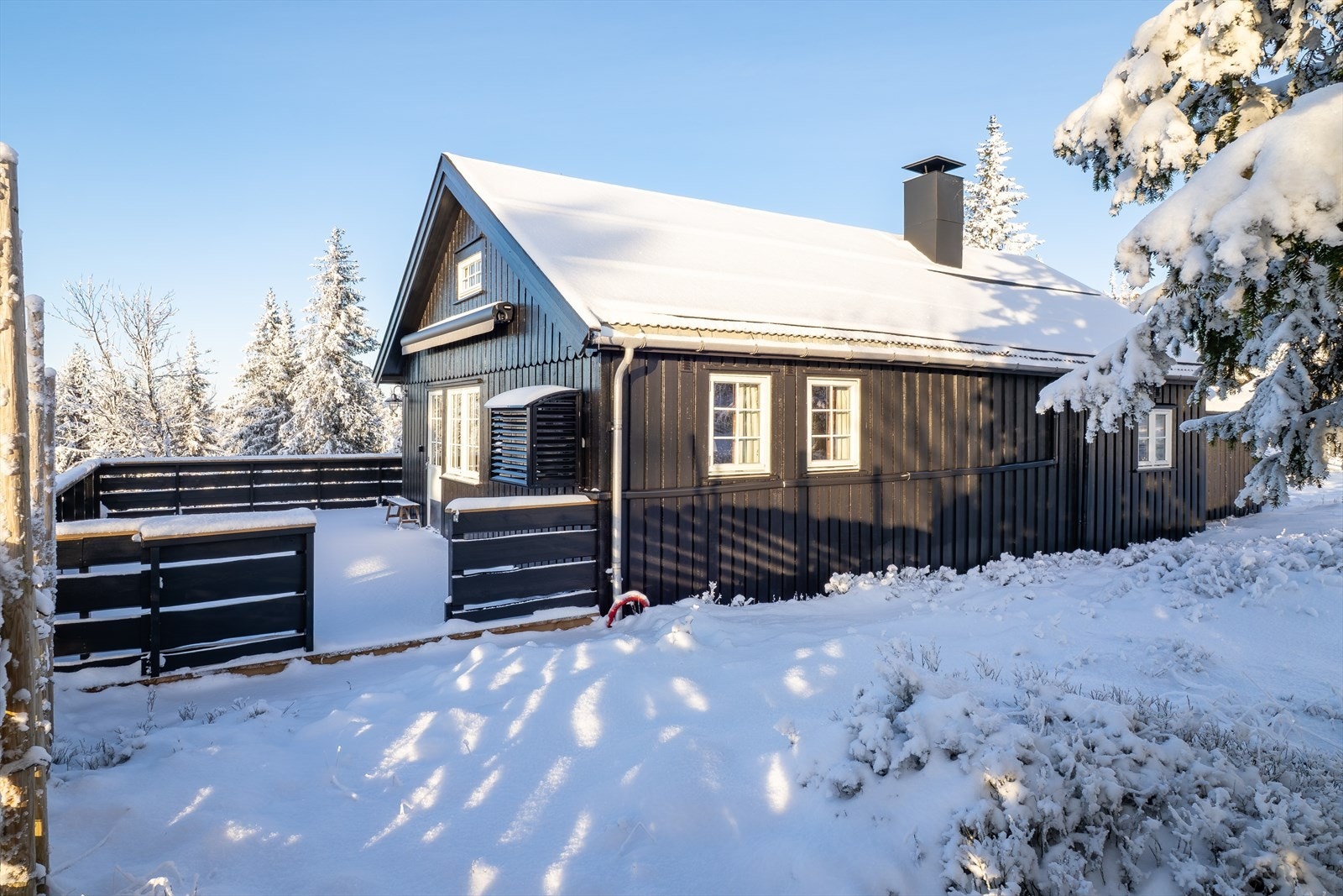 Sjusjøen sentrum har et godt servicetilbud med sportsforretning, dagligvare og serveringsmuligheter på både Låven bar og Hai på Graaten. Galleribilde
