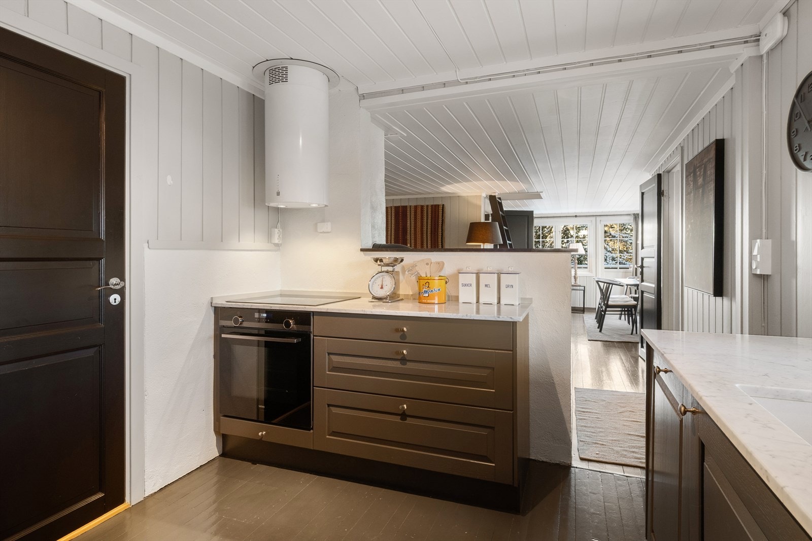 Kjøkkenet har integrert hvitevarer som oppvaskmaskin, kjøl-/fryseskap, komfyr og indusjonstopp. Delikat mekanisk avtrekk over kokesonen. Galleribilde