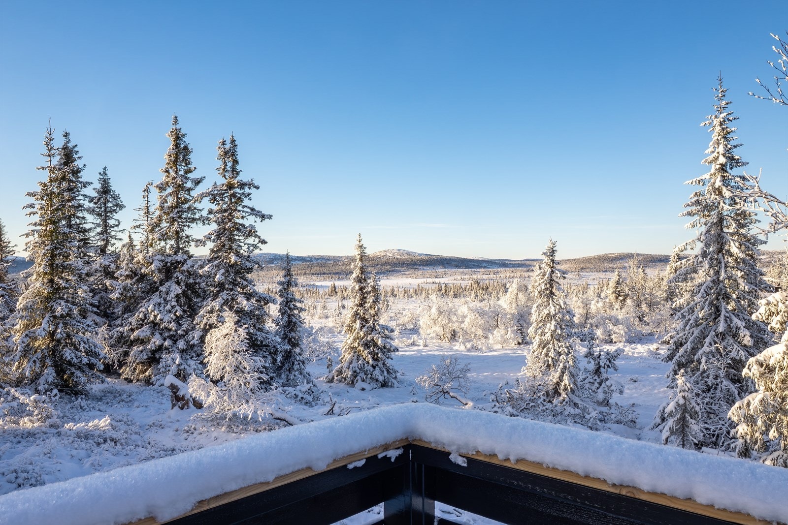 Vidstrakt og naturskjønn utsikt mot bl.a. Snørvillen og Mostfjellet Galleribilde