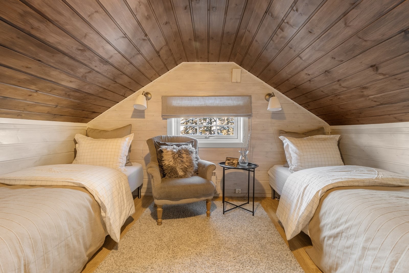 Hemsen er innredet. Arealet er ikke måleverdig og hems er ikke godkjent for varig opphold. Galleribilde