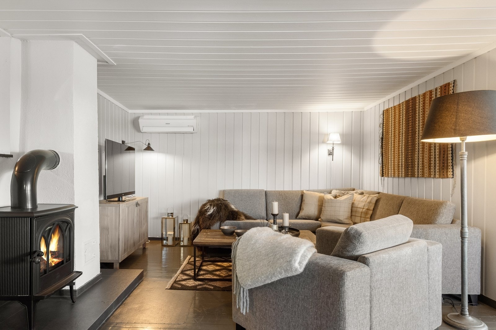 Behagelig inneklima med varmepumpe og flott peisovn for både varme og hygge fra sofakroken Galleribilde