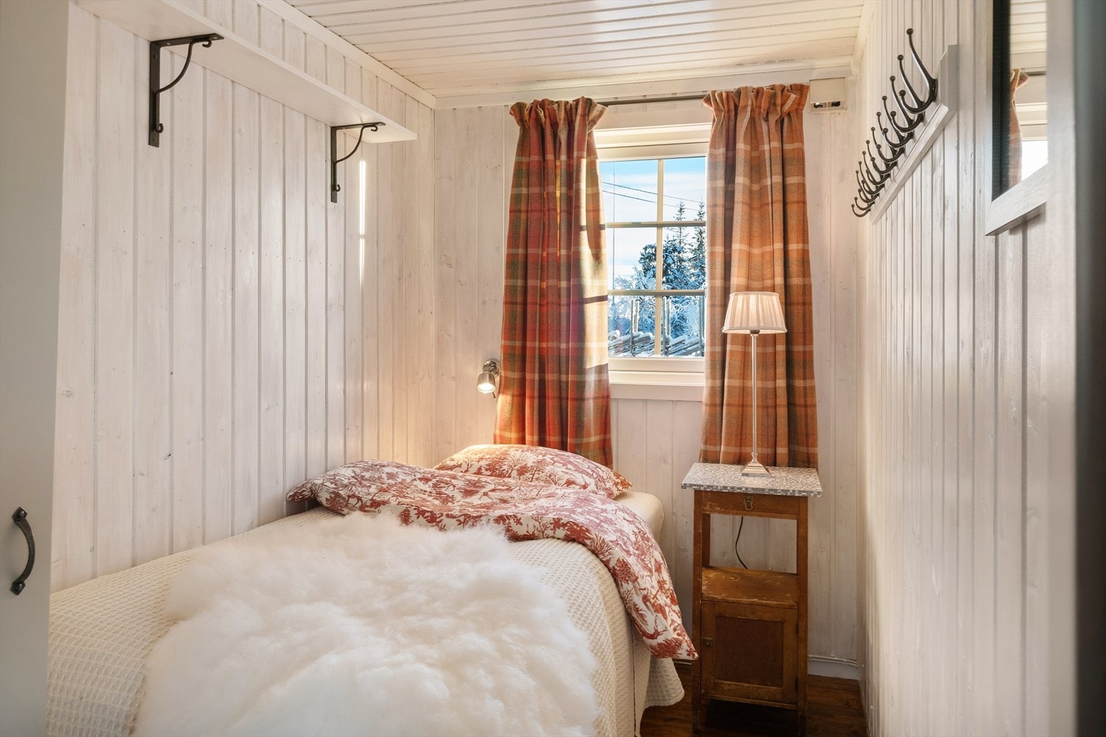 Soverom 3 har plass for dobbeltseng. Garderobeskap er plassbygd Galleribilde