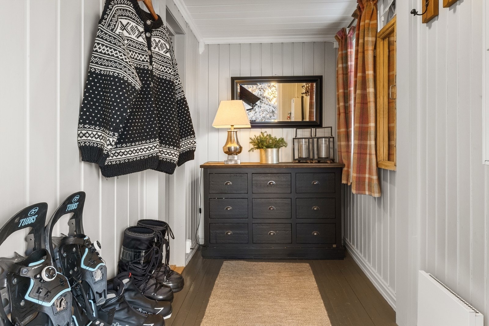 Velkommen inn! Entré har plass for yttertøy, sko og utstyr Galleribilde