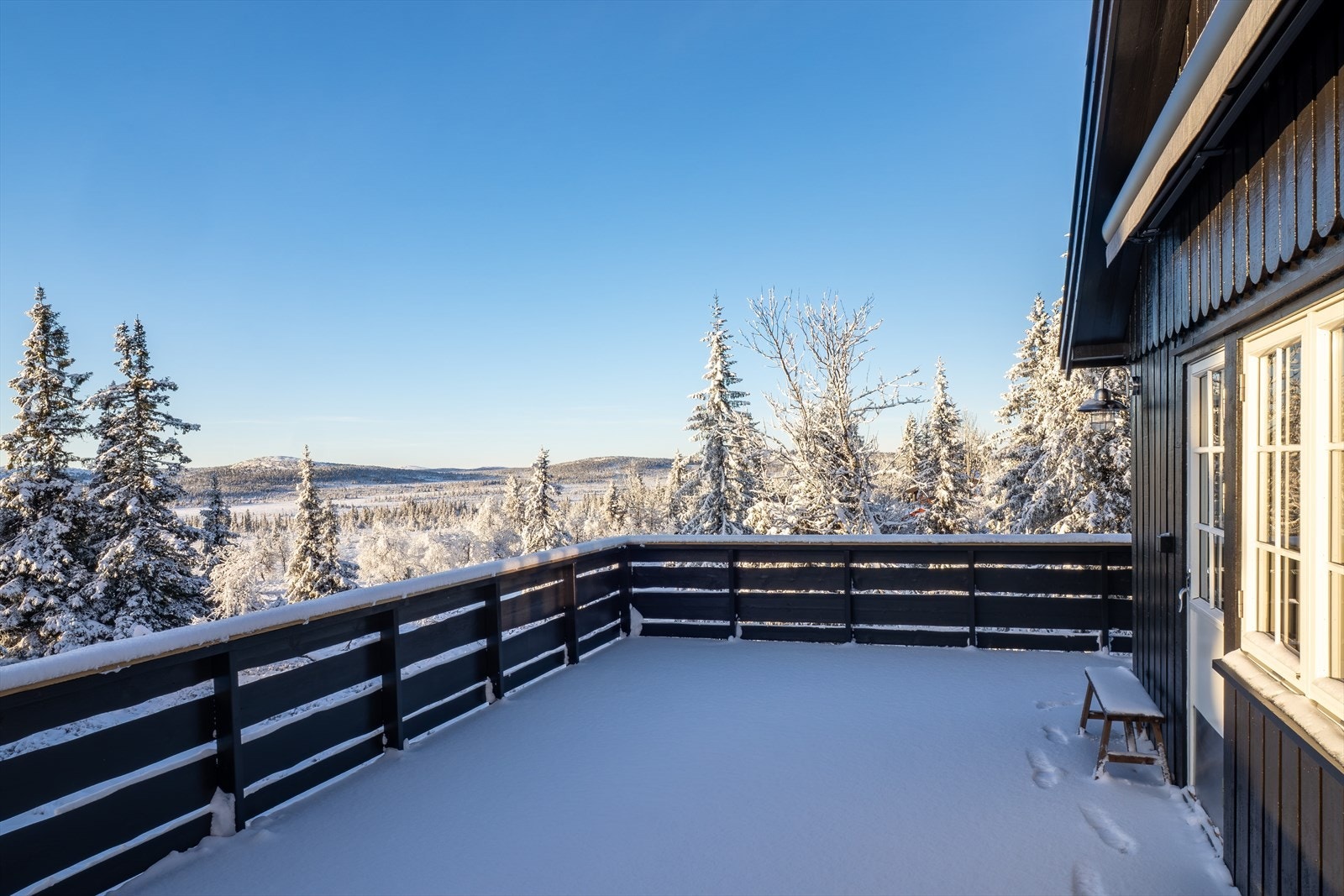 Stor terrasse med utgang fra spisestuen med god plass for utemøblement. Det er montert elektrisk markise på terrassen i 2025 Galleribilde