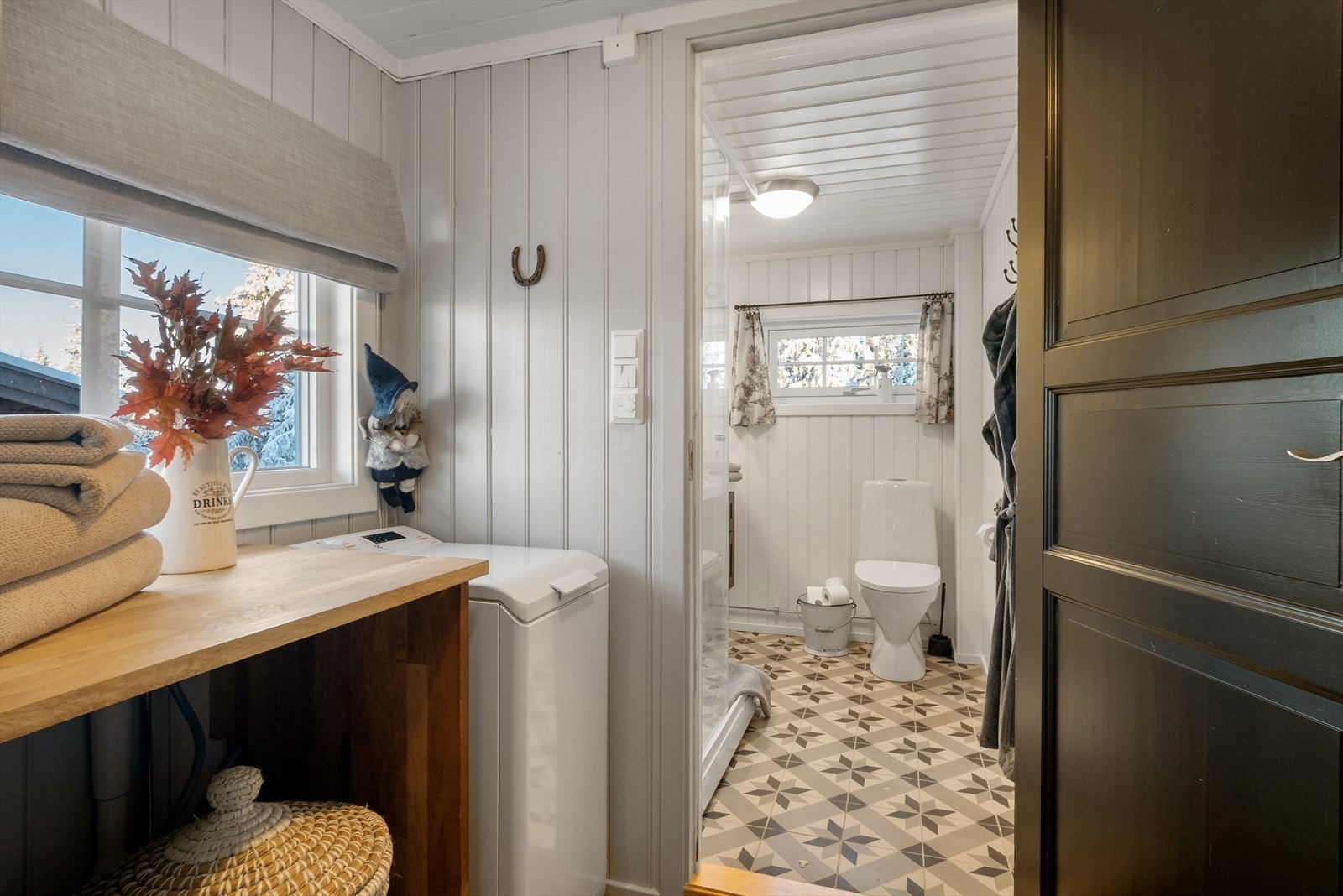 Fra kjøkken er inngang til mellomgang/vaskerom og videre til bad samt boder Galleribilde