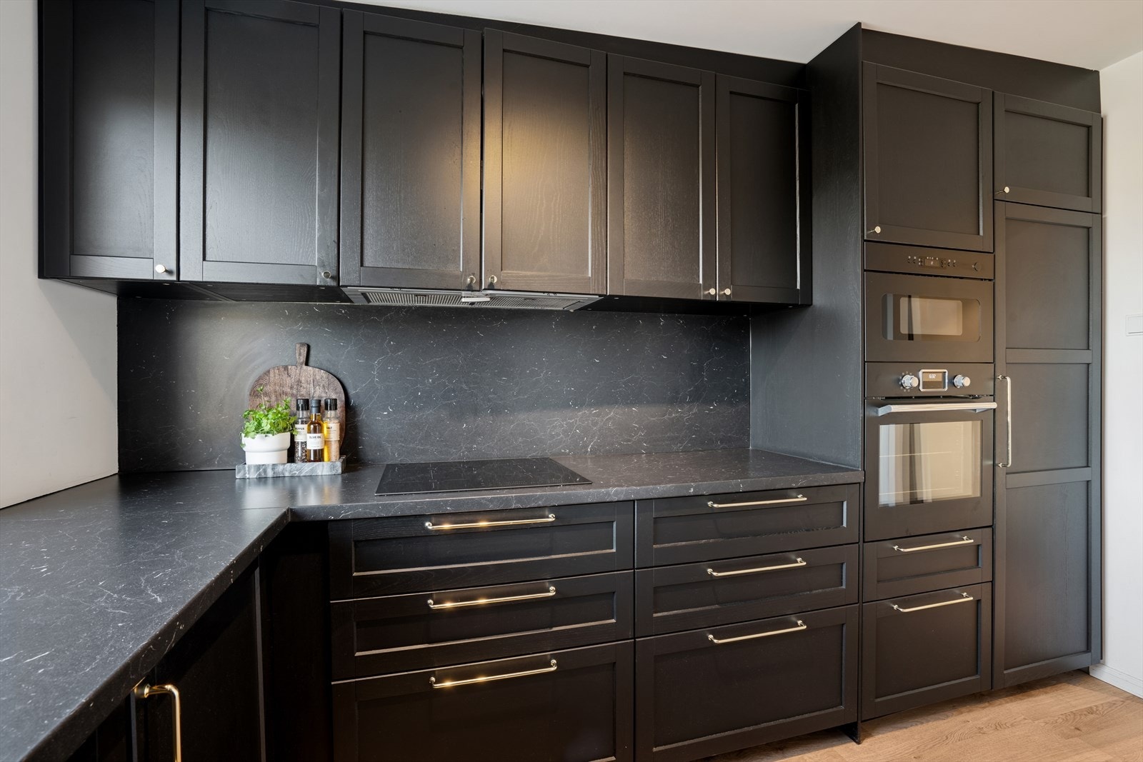 Innredningen er fra 2019 med profilerte fronter og laminatbenkeplate med nedfelt komposittkum. Galleribilde