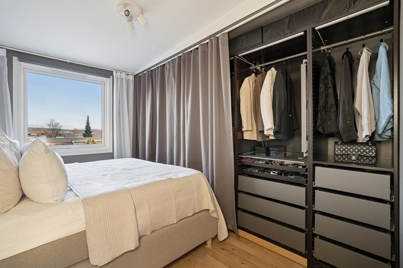 Hovedsoverommet har plass til dobbeltseng, tilhørende møblement og stor garderobe med god oppbevaringsplass. Galleribilde