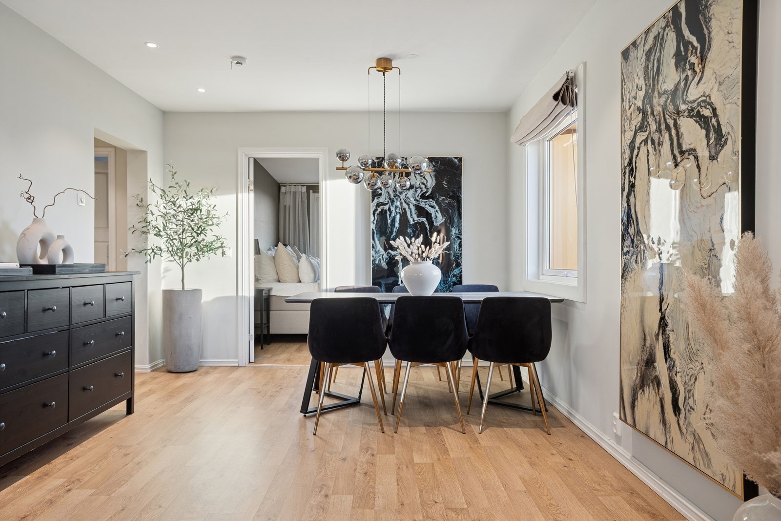 I tilknytning til stuen, kan spisebord enkelt plasseres. Galleribilde