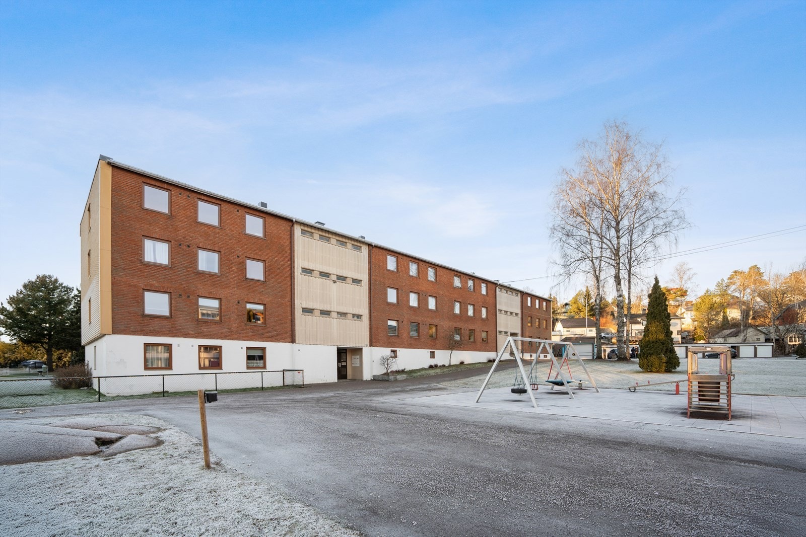 En lekker 3-roms hjørneleilighet med pen standard som har en fin beliggenhet i toppetasjen av en lavblokk med vestvendt innglasset balkong. Galleribilde