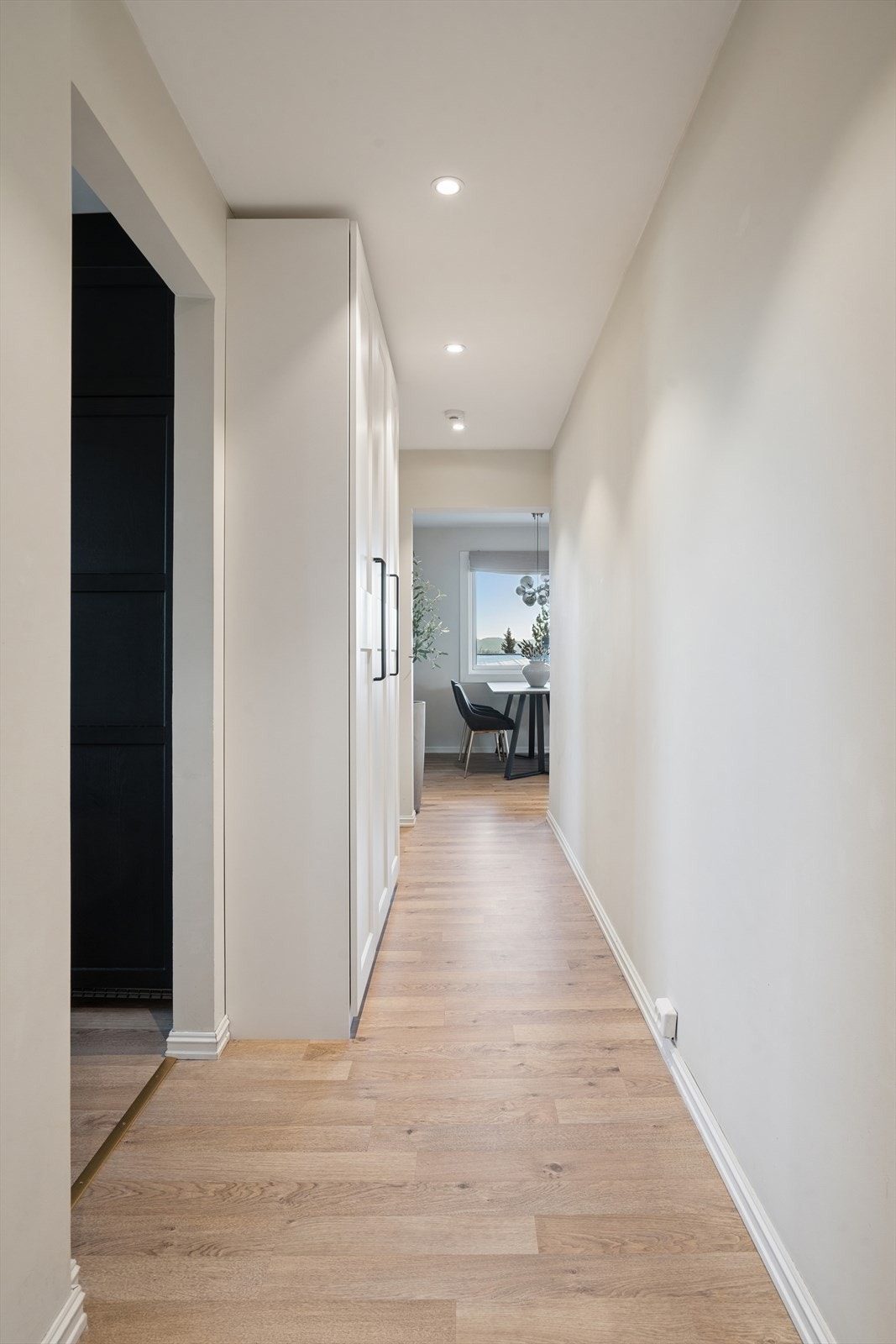 Her ønskes du velkommen inn i en entré med god plass til å oppbevare ytterklær og sko i stort garderobeskap. Galleribilde