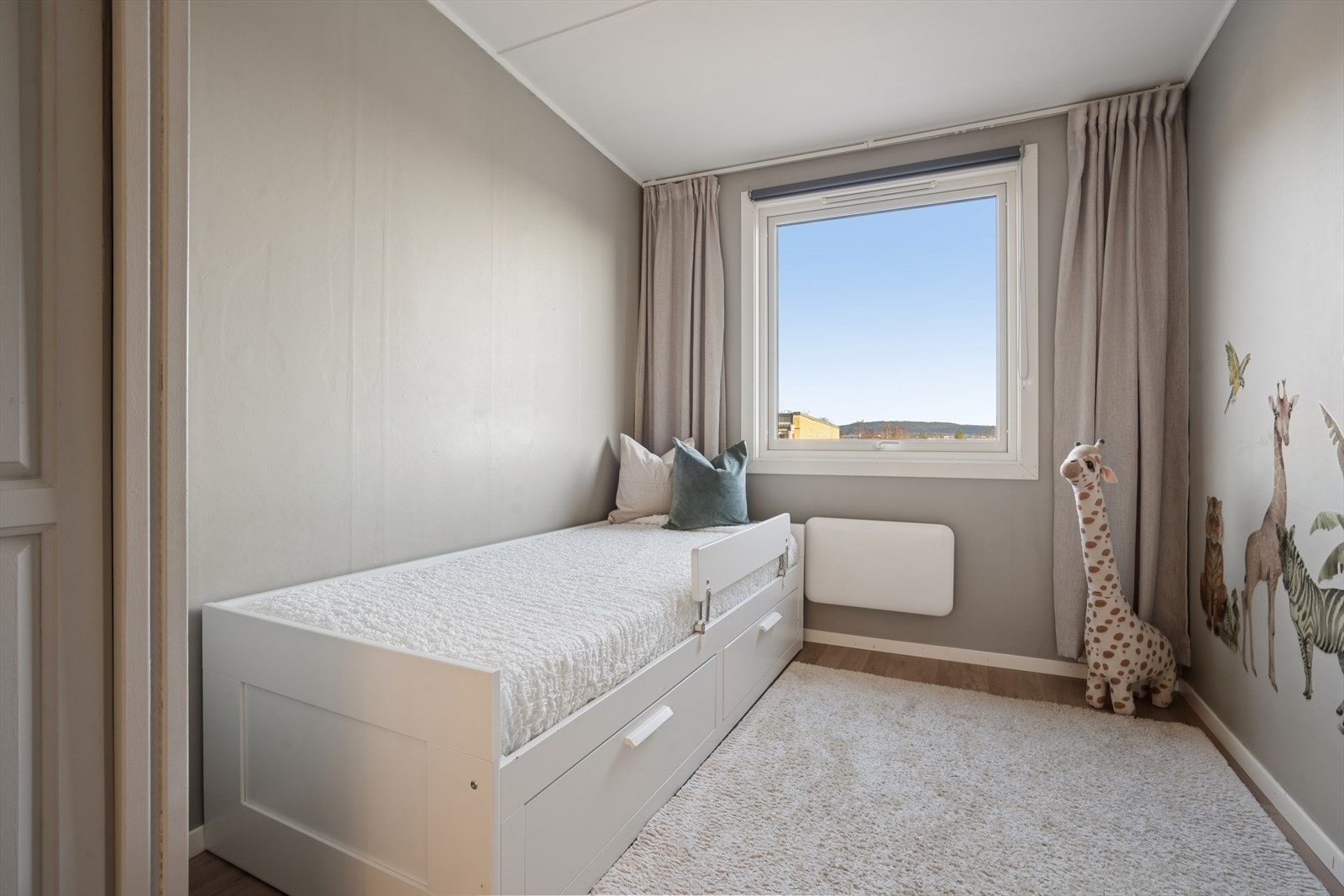 Det andre soverommet er praktisk utført med god plass til seng, tilhørende møblement og oppbevaring. Galleribilde